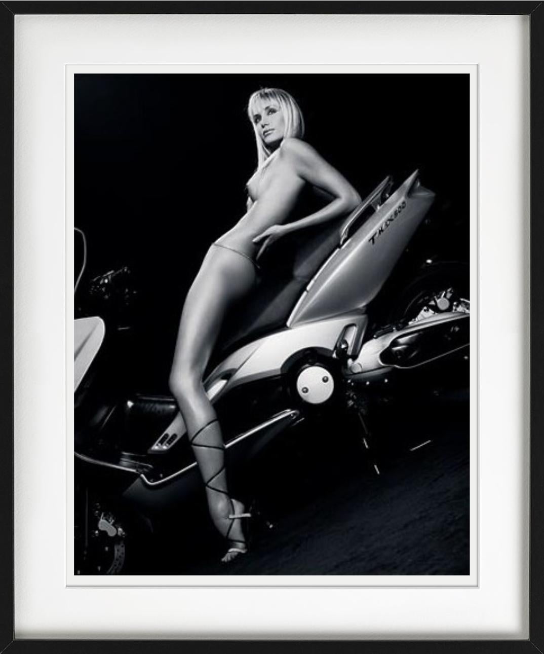 Silhouette nuda in primo piano su una bicicletta, fotografata da Bruno Bisang nel 2000.

Tutte le stampe sono in edizione limitata. Disponibile in più misure. Cornici di alto livello su richiesta.

Tutte le stampe sono realizzate e firmate