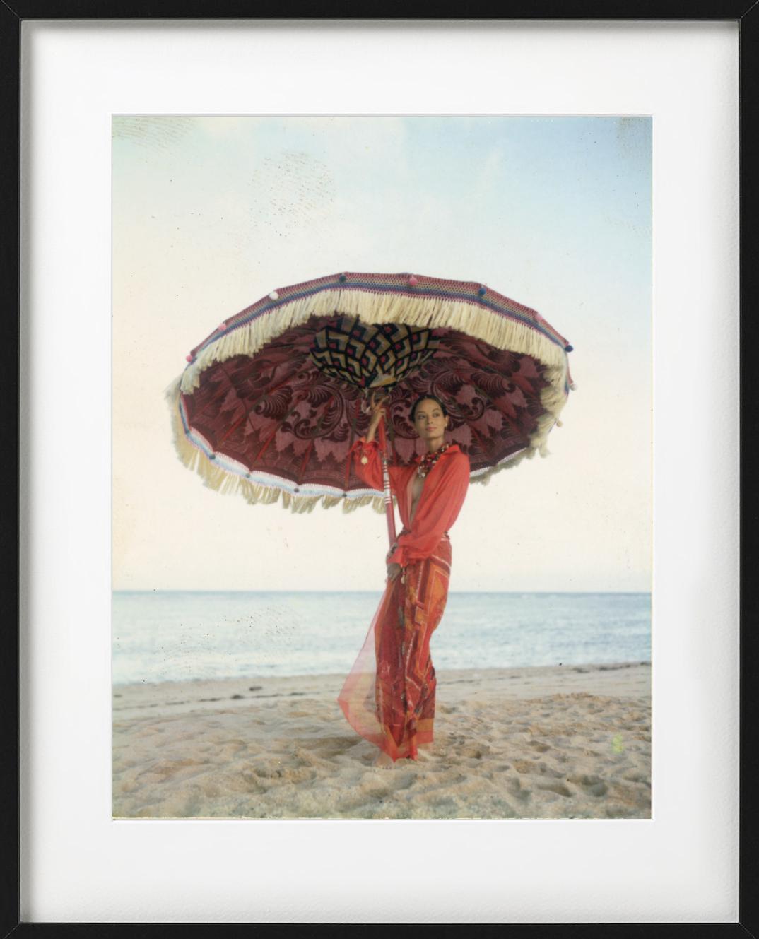 „Leticia H., Bali“ – rot unter einem roten Parasol, Kunstfotografie, 1993 – Photograph von Bruno Bisang