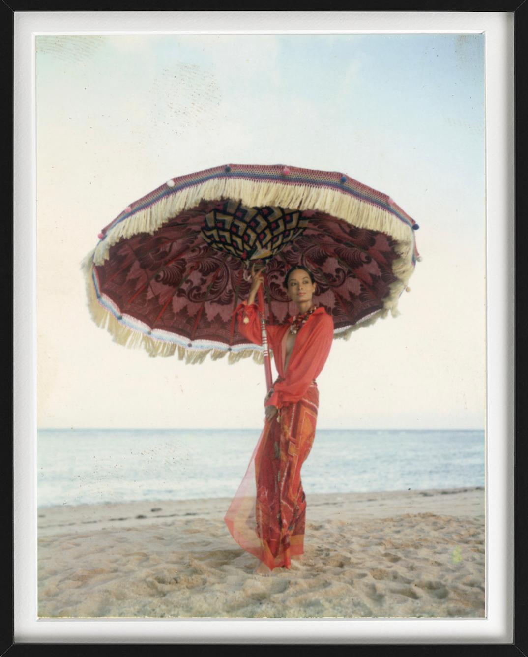 „Leticia H., Bali“ – rot unter einem roten Parasol, Kunstfotografie, 1993 (Schwarz), Figurative Photograph, von Bruno Bisang