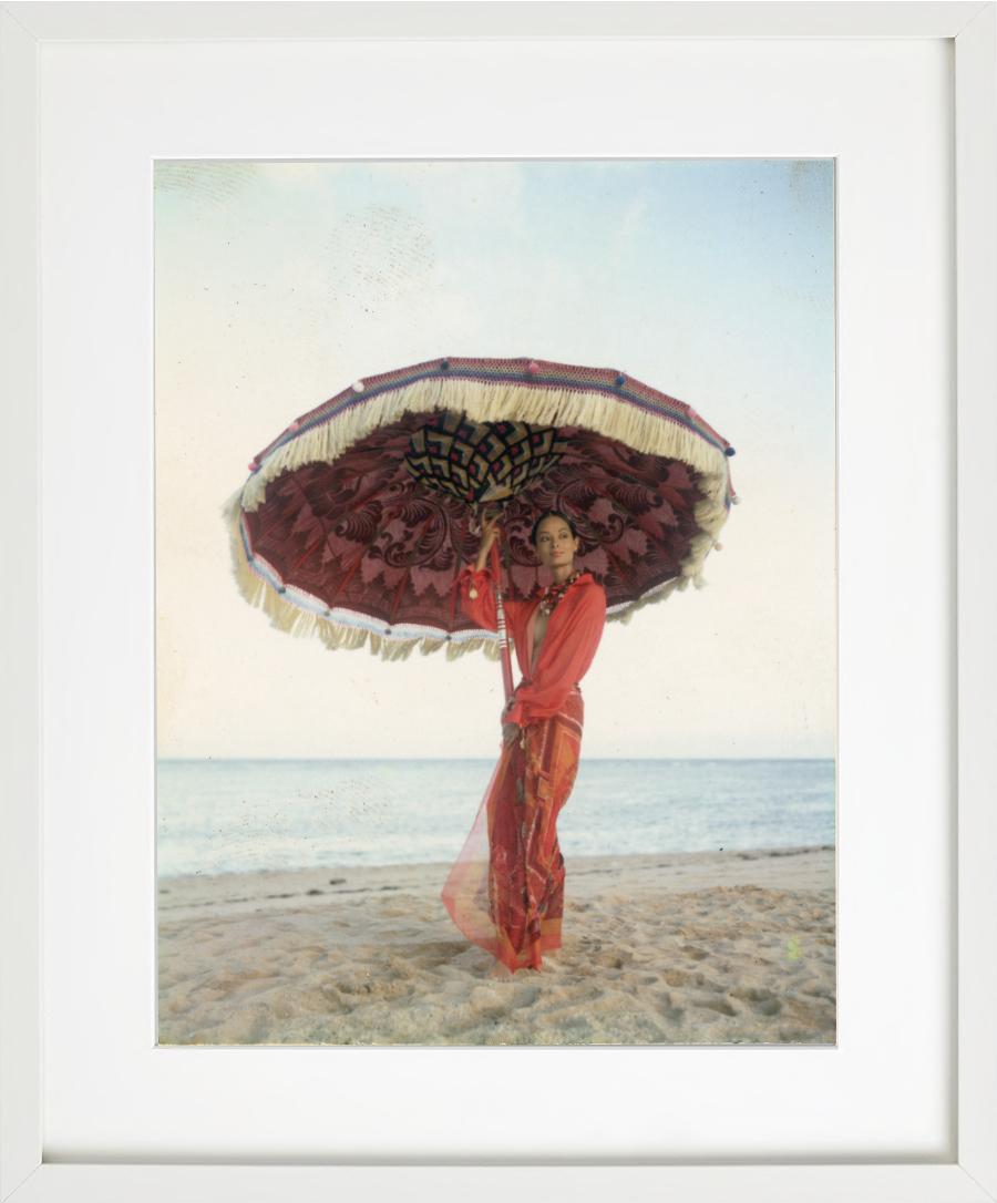 „Leticia H., Bali“ – rot unter einem roten Parasol, Kunstfotografie, 1993 im Angebot 1