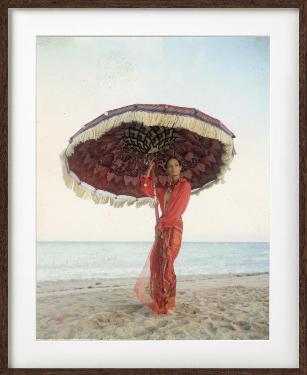 'Leticia H., Bali' - in red under a red parasol, fine art photography, 1993 - Black Figurative Photograph by Bruno Bisang