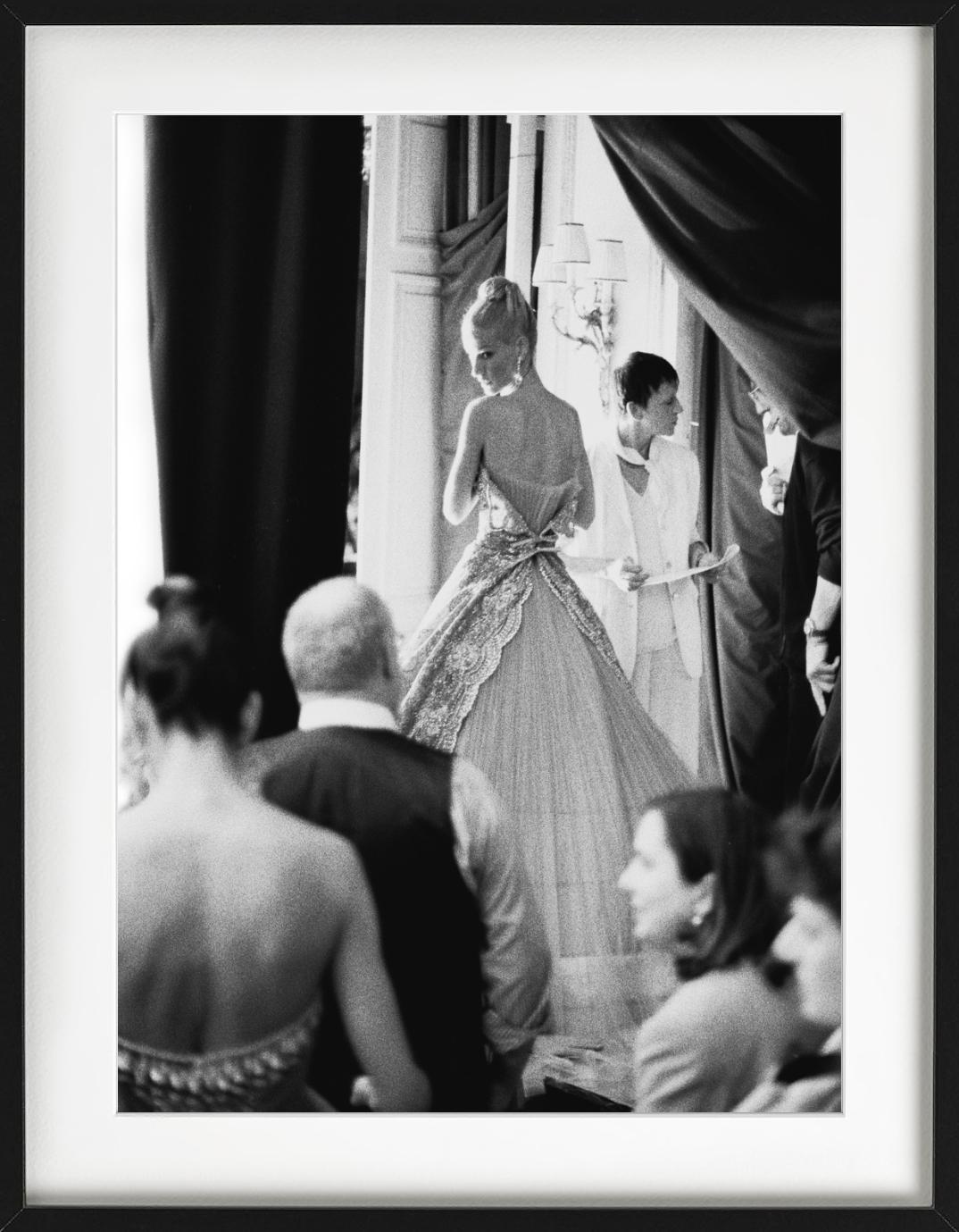 Martine Brand, Haute Couture Fashion Show, photographie d'art, 2002 - Noir Figurative Photograph par Bruno Bisang