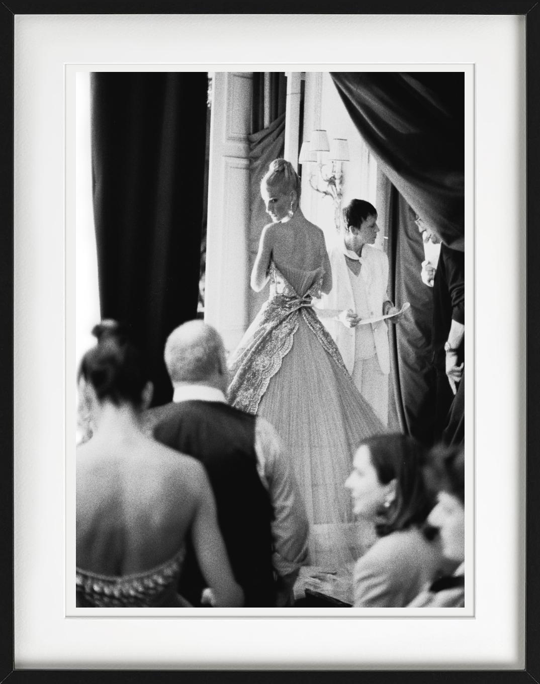 Modèle en  Robe de soirée marchant le  Défilé Haute Couture de Martine Brand, photographié par Bruno Bisang.

Tous les tirages sont en édition limitée. Disponible en plusieurs tailles. Encadrement haut de gamme sur demande.

Toutes les impressions