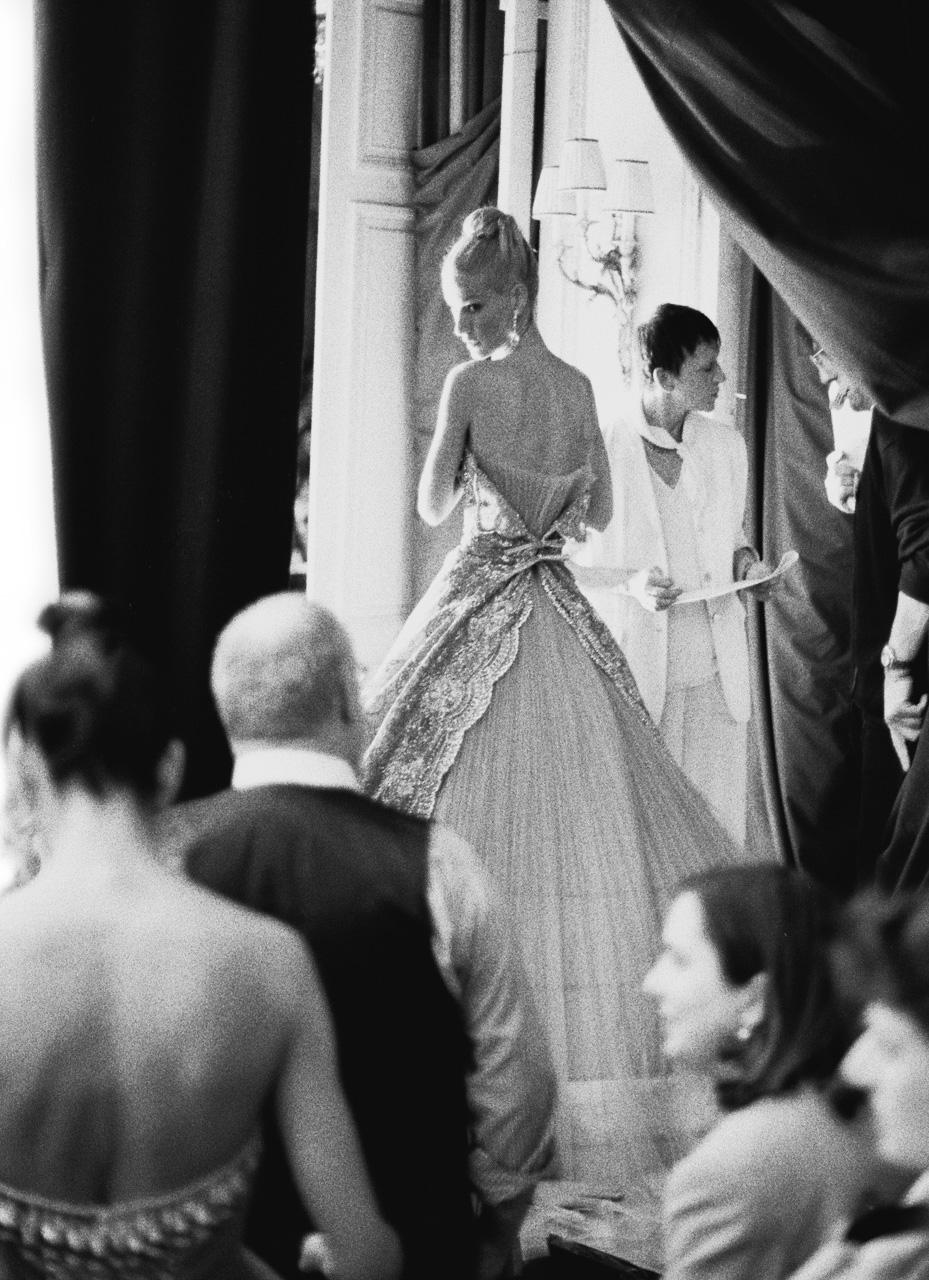 Figurative Photograph Bruno Bisang - Martine Brand, Haute Couture Fashion Show, photographie d'art, 2002