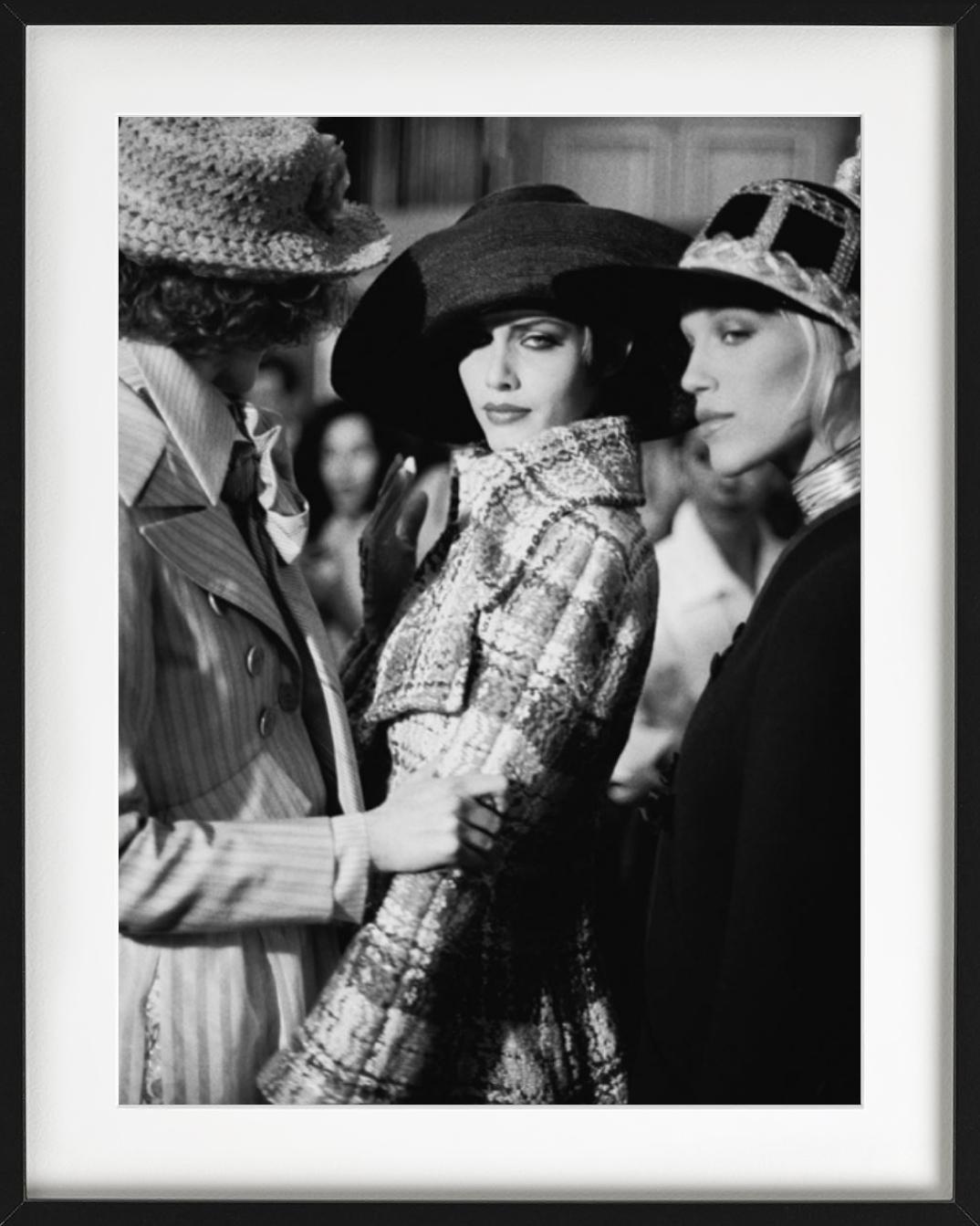 Shalom Harlow Backstage bei Christian Lacroix - Kunstfotografie, 1998 – Photograph von Bruno Bisang
