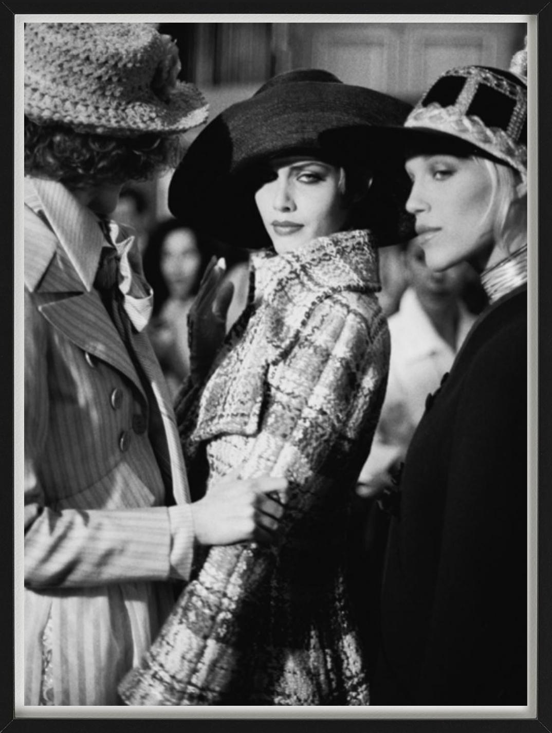 Shalom Harlow Backstage bei Christian Lacroix - Kunstfotografie, 1998 (Schwarz), Black and White Photograph, von Bruno Bisang