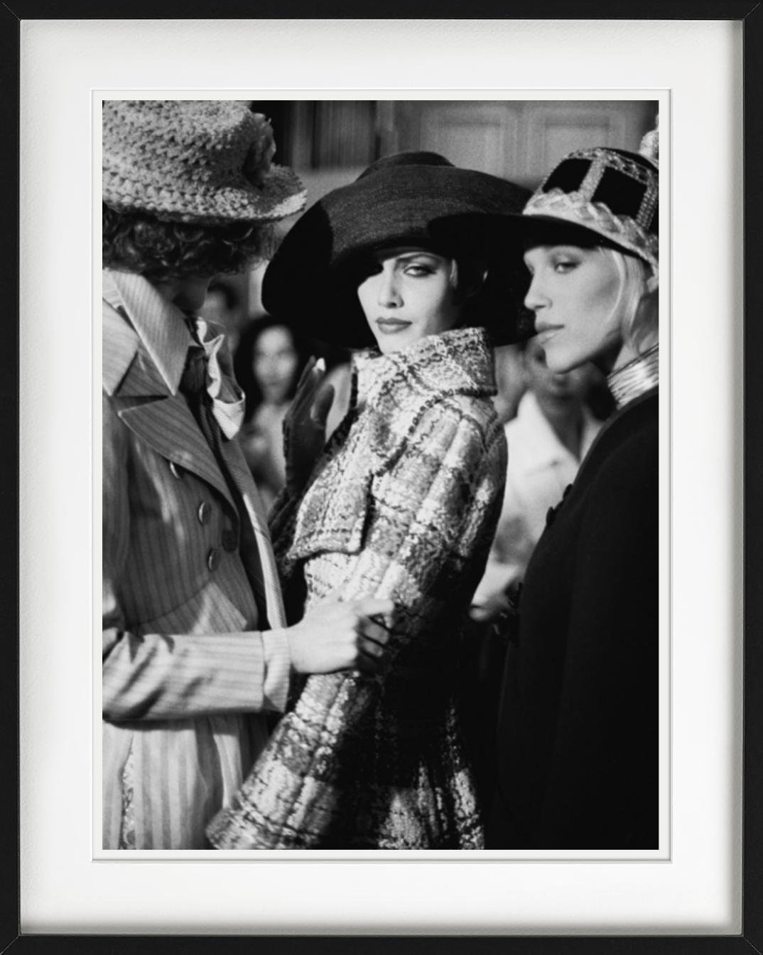Nahaufnahme von Supermodel Nadja Auermann mit Schleier bei der Chanel Haute Couture Show 1991, fotografiert von Bruno Bisang.

Alle Drucke sind in limitierter Auflage erhältlich. Erhältlich in mehreren Größen. Hochwertige Einrahmung auf