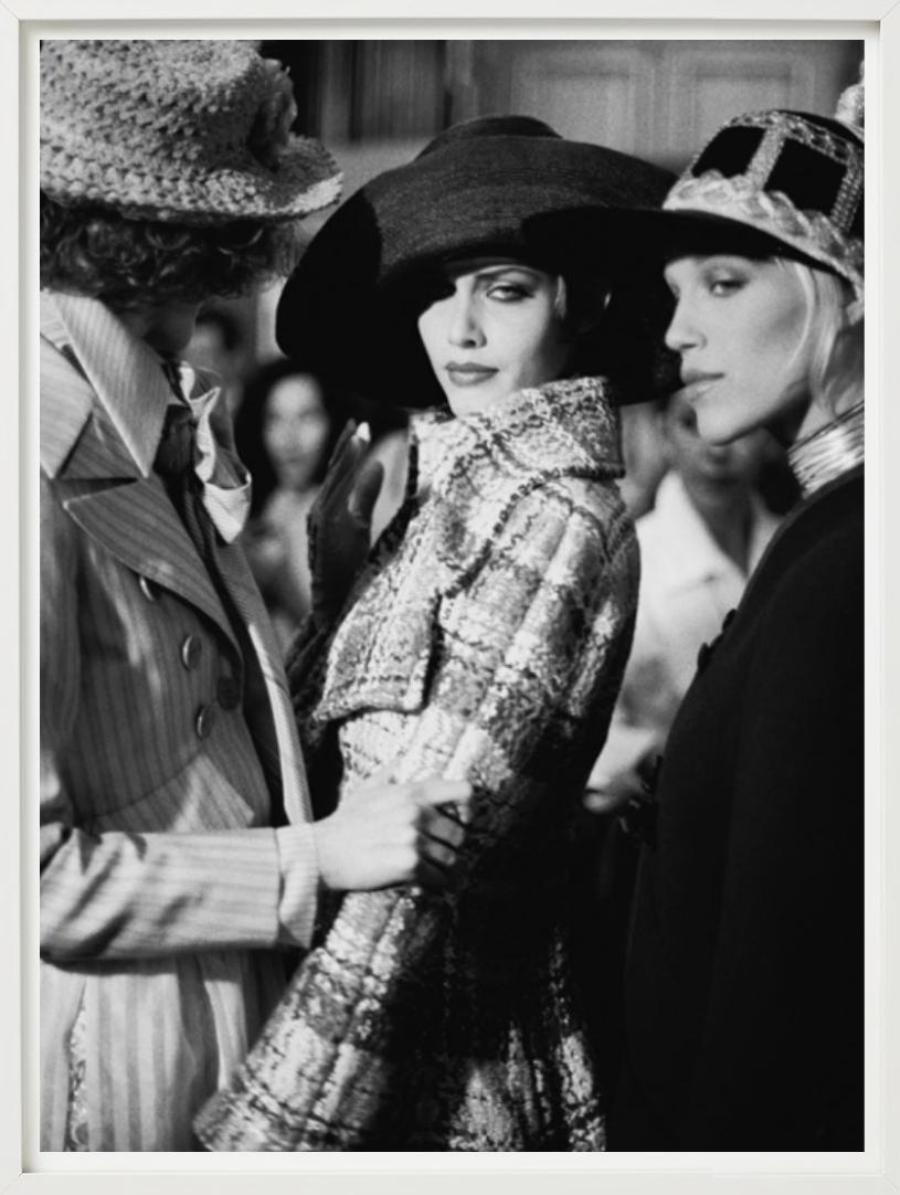 Shalom Harlow Backstage bei Christian Lacroix - Kunstfotografie, 1998 im Angebot 1