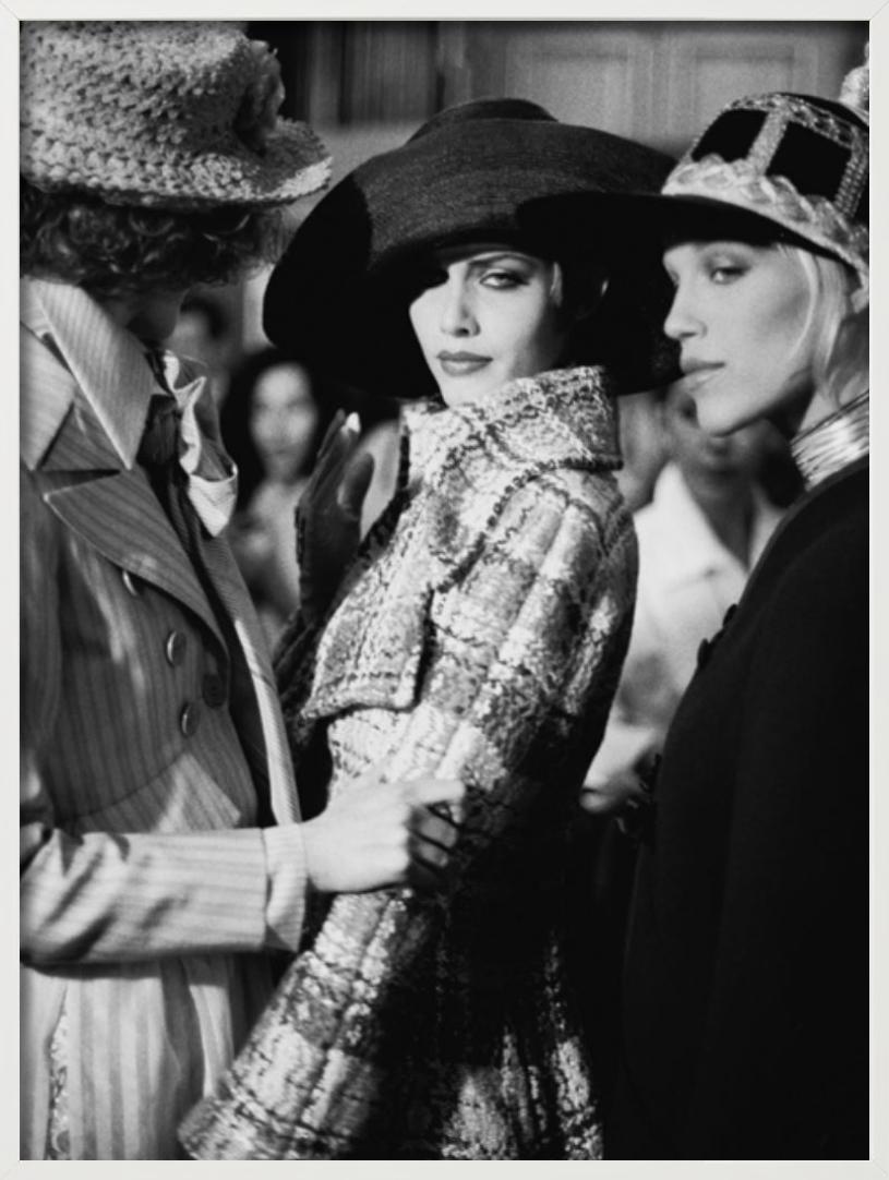 Shalom Harlow Backstage bei Christian Lacroix - Kunstfotografie, 1998 im Angebot 3