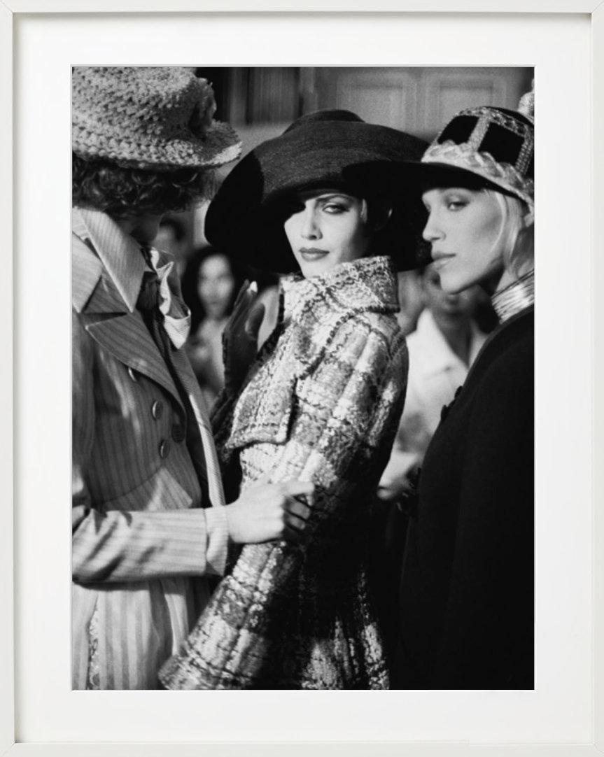 Shalom Harlow Backstage bei Christian Lacroix - Kunstfotografie, 1998 im Angebot 4