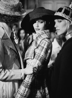Shalom Harlow entre bastidores de Christian Lacroix - Fotografía artística, 1998