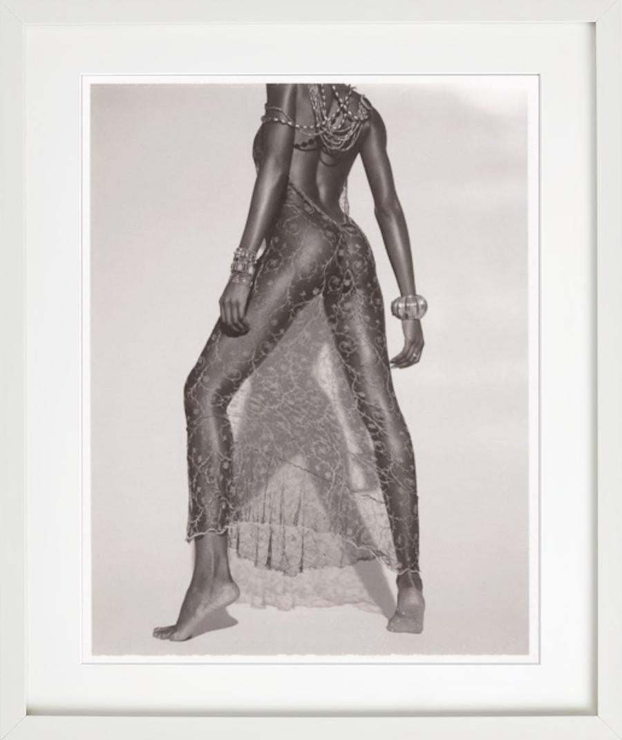 Youma Diakite, Mailand – Akt in transparentem Kleid, Kunstfotografie, 1998 – Photograph von Bruno Bisang