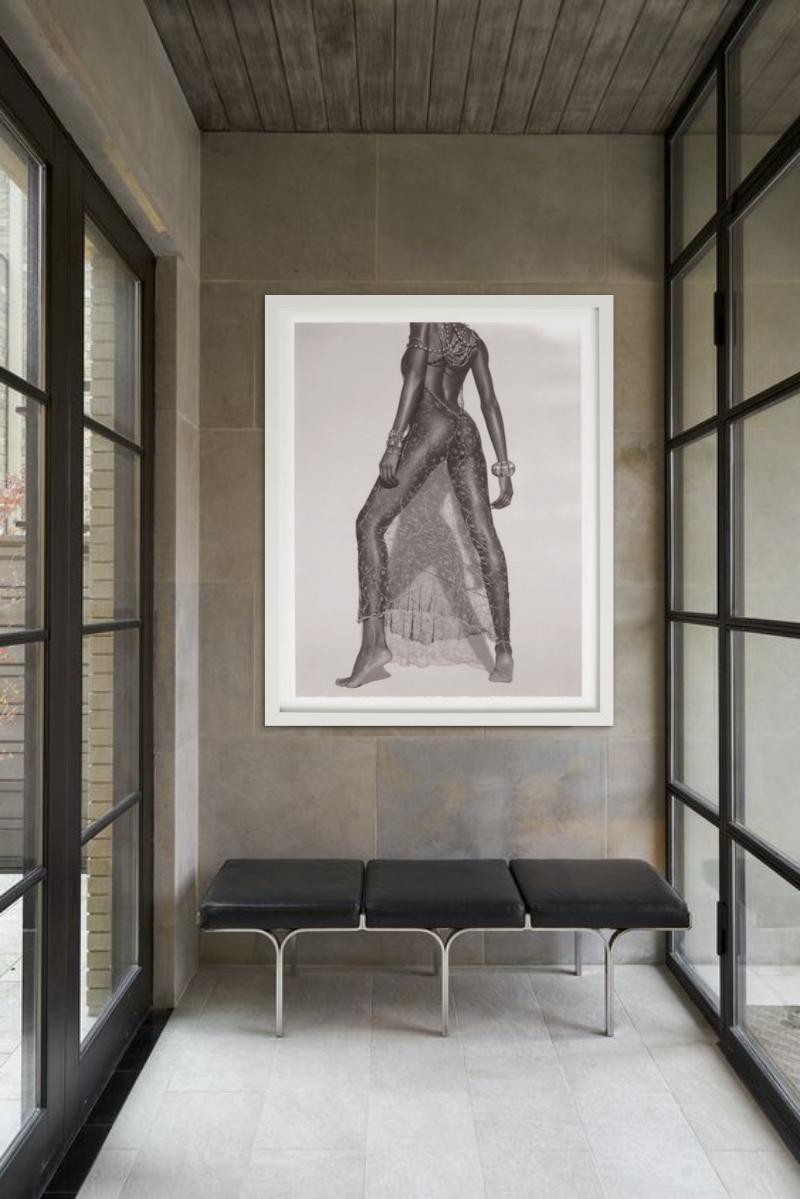 Youma Diakite, Mailand – Akt in transparentem Kleid, Kunstfotografie, 1998 (Zeitgenössisch), Photograph, von Bruno Bisang