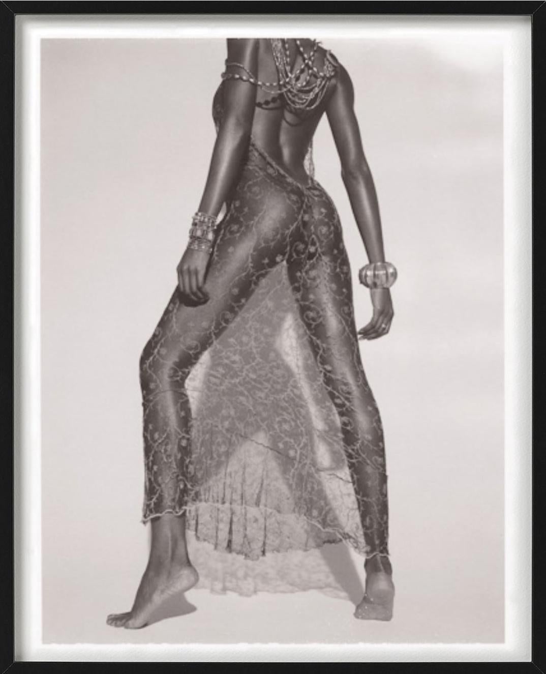 Youma Diakite, Mailand – Akt in transparentem Kleid, Kunstfotografie, 1998 (Grau), Nude Photograph, von Bruno Bisang