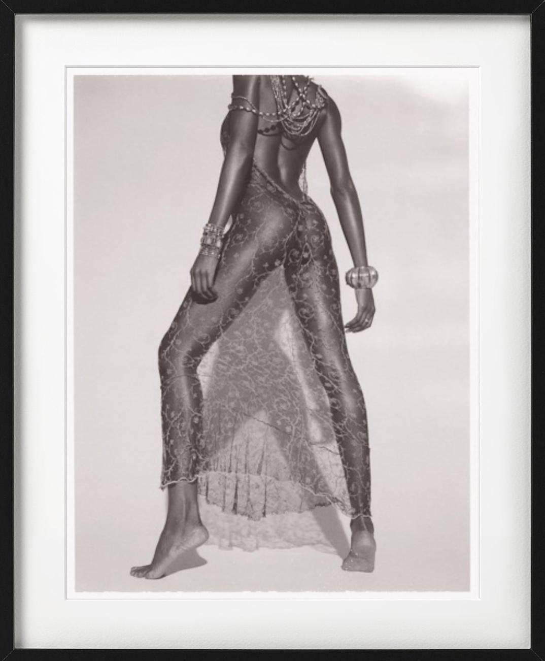 Nackt in einem durchsichtigen Kleid, fotografiert von Bruno Bisang im Jahr 1998.

Alle Drucke sind in limitierter Auflage erhältlich. Erhältlich in mehreren Größen. Hochwertige Einrahmung auf Anfrage.

Alle Drucke werden von der Künstlerin oder dem