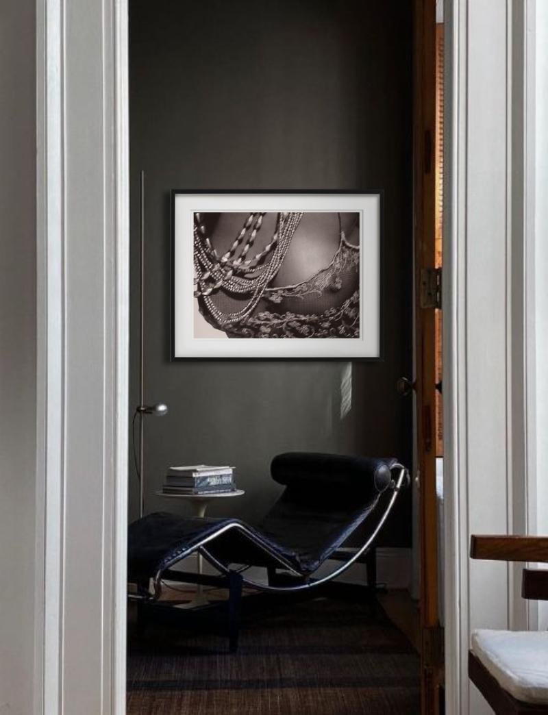 Youma Diakite, Mailand – Akt in transparentem Kleid, Kunstfotografie, 1998 im Angebot 5