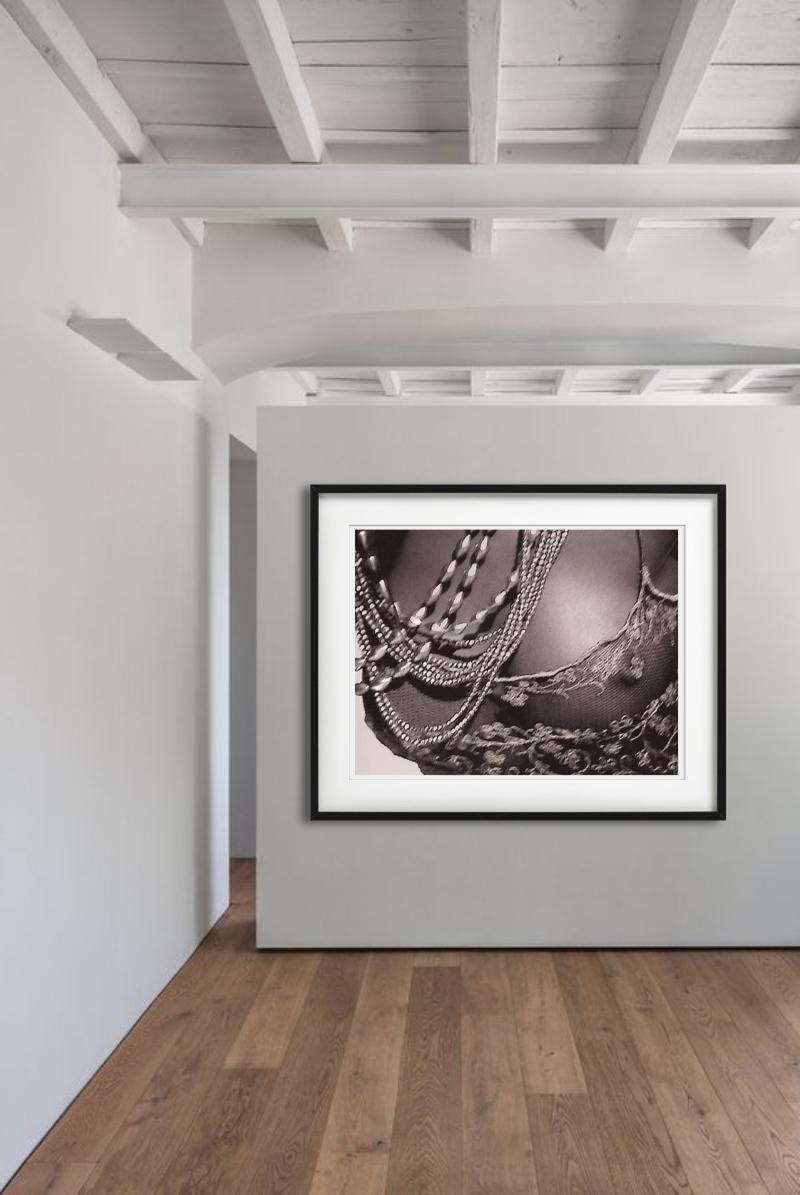 Youma Diakite, Mailand – Akt in transparentem Kleid, Kunstfotografie, 1998 – Photograph von Bruno Bisang