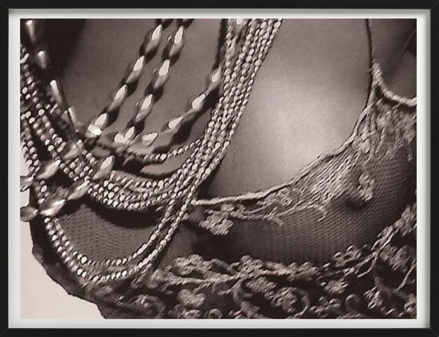 Youma Diakite, Mailand – Akt in transparentem Kleid, Kunstfotografie, 1998 (Zeitgenössisch), Photograph, von Bruno Bisang