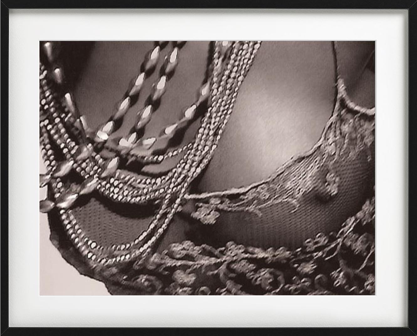 Youma Diakite, Mailand – Akt in transparentem Kleid, Kunstfotografie, 1998 (Grau), Nude Photograph, von Bruno Bisang