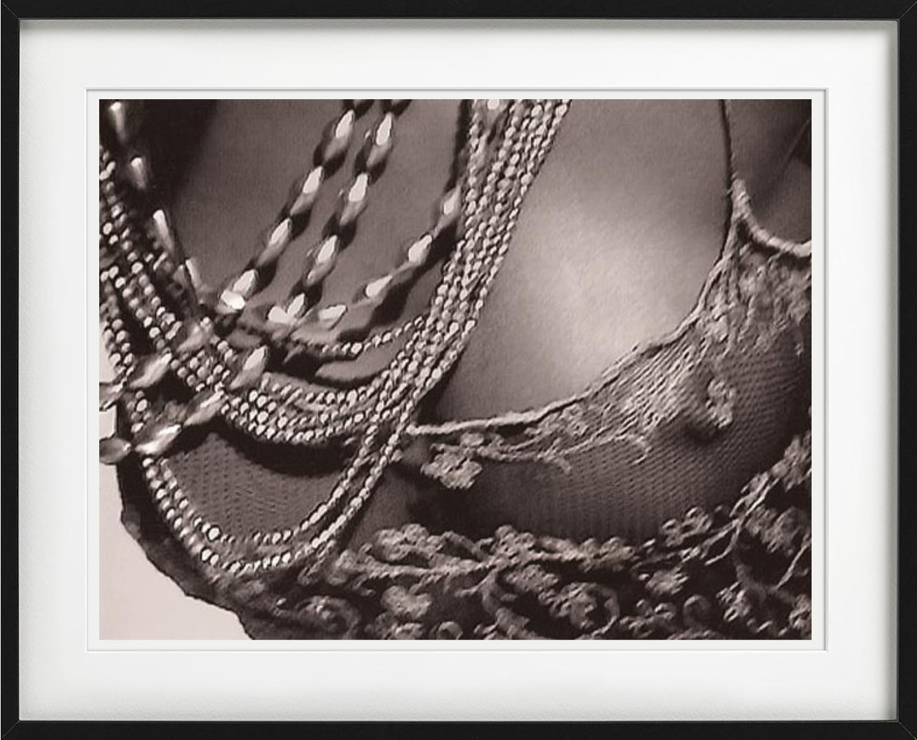 Nahaufnahme eines nackten Mannes in einem transparenten Kleid, fotografiert von Bruno Bisang im Jahr 1998.

Alle Drucke sind in limitierter Auflage erhältlich. Erhältlich in mehreren Größen. Hochwertige Einrahmung auf Anfrage.

Alle Drucke werden