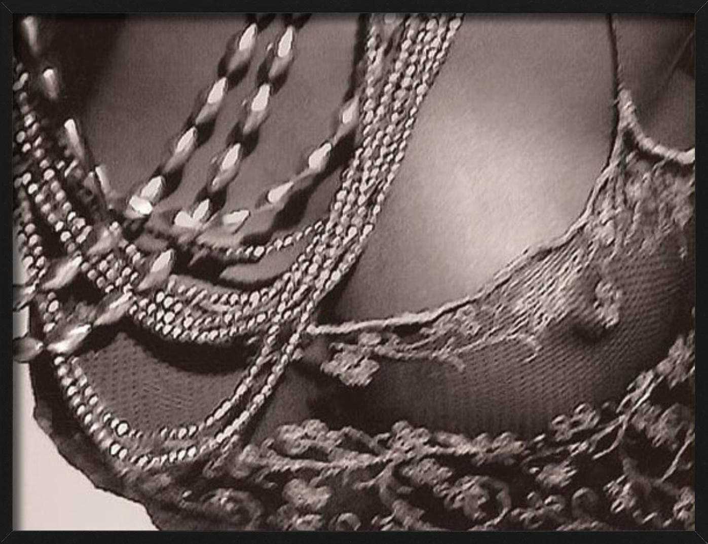 Youma Diakite, Mailand – Akt in transparentem Kleid, Kunstfotografie, 1998 im Angebot 1