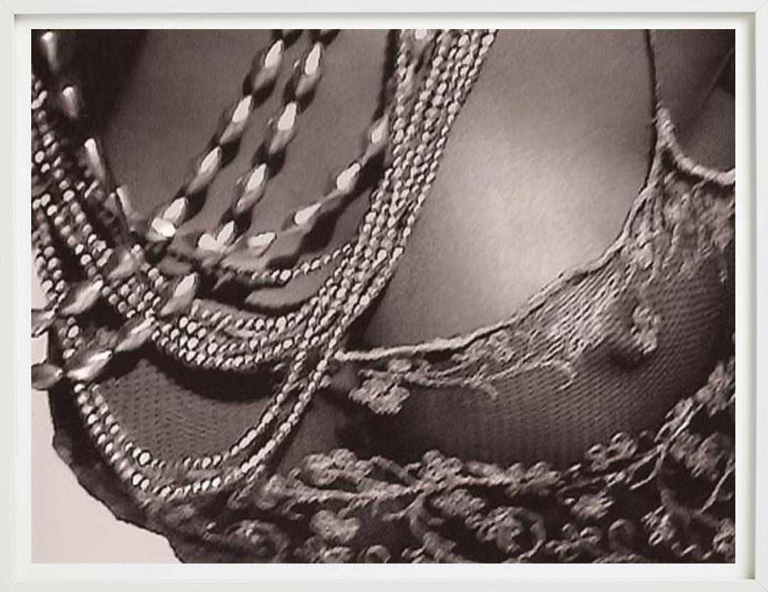 Youma Diakite, Mailand – Akt in transparentem Kleid, Kunstfotografie, 1998 im Angebot 2