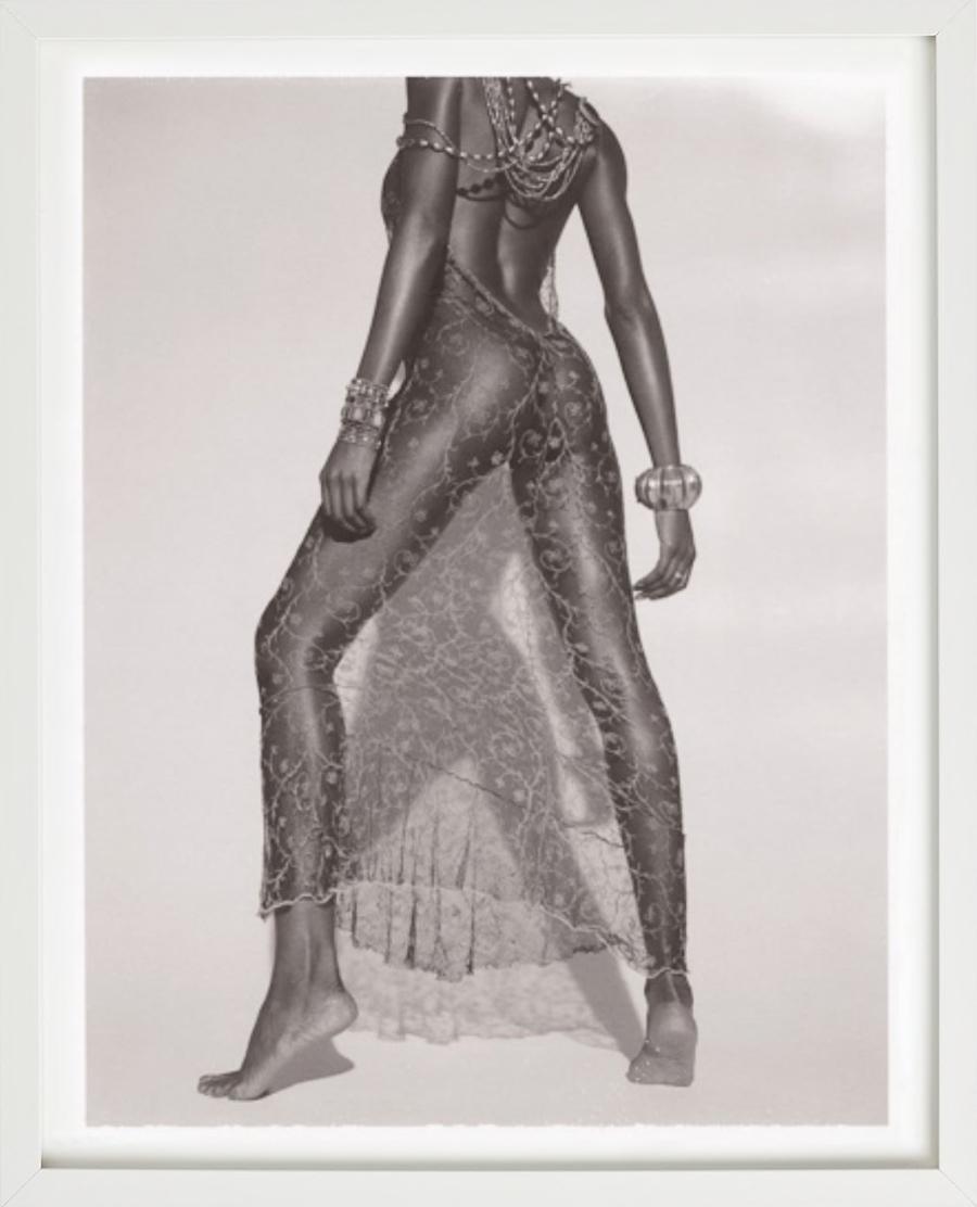 Youma Diakite, Mailand – Akt in transparentem Kleid, Kunstfotografie, 1998 im Angebot 2
