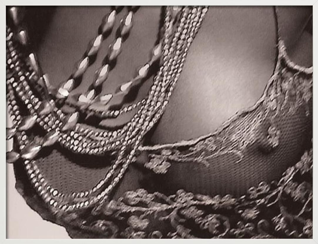 Youma Diakite, Mailand – Akt in transparentem Kleid, Kunstfotografie, 1998 im Angebot 3