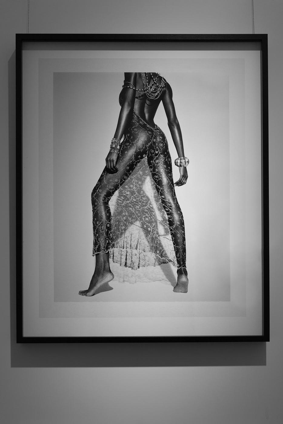Youma Diakite, Mailand – Akt in transparentem Kleid, Kunstfotografie, 1998 im Angebot 3