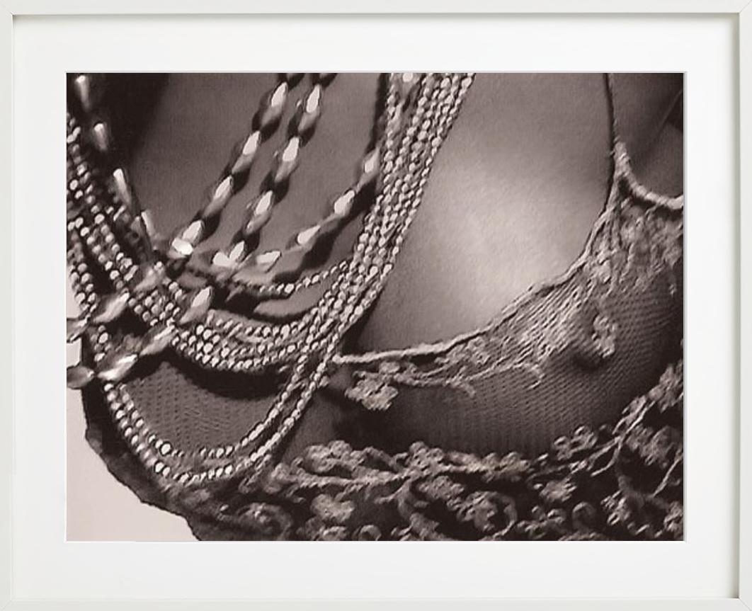 Youma Diakite, Mailand – Akt in transparentem Kleid, Kunstfotografie, 1998 im Angebot 4