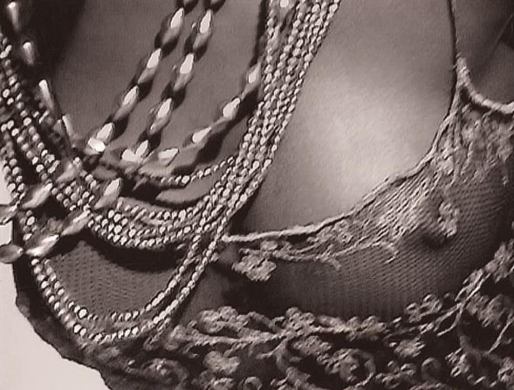 Bruno Bisang Nude Photograph – Youma Diakite, Mailand – Akt in transparentem Kleid, Kunstfotografie, 1998