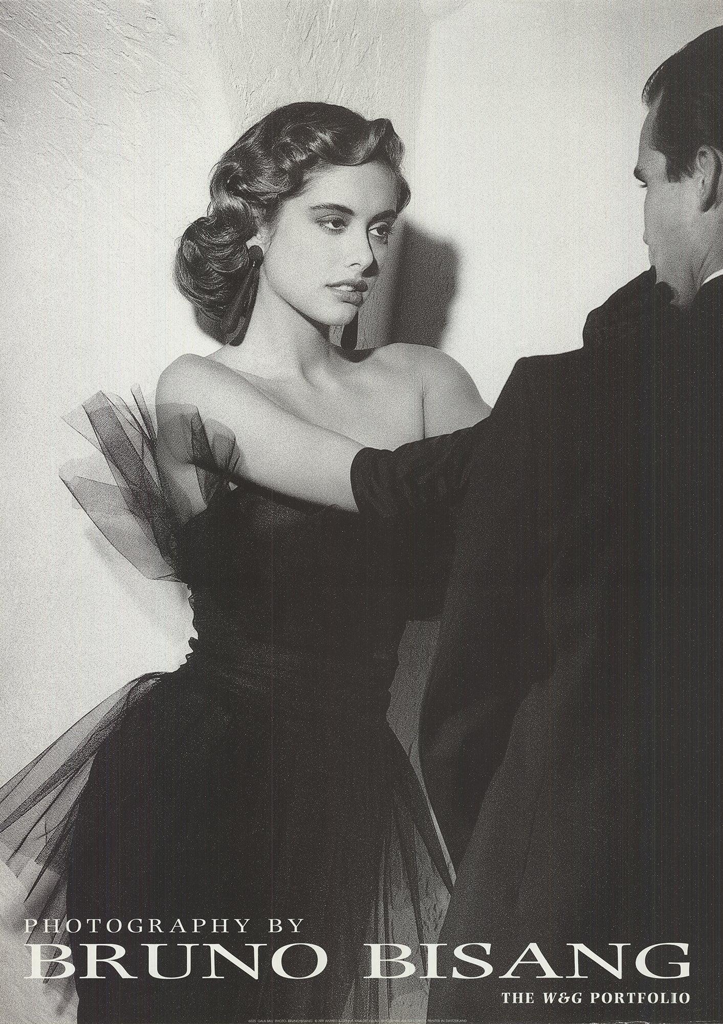 Dies ist eine Reproduktion von Gala Ball, einer Modefotografie von Bruno Bisang, die 1991 von Grafique de France veröffentlicht wurde. Die Grafique de France, die für ihre Konzentration auf europäische Fotografen bekannt ist, spielte eine