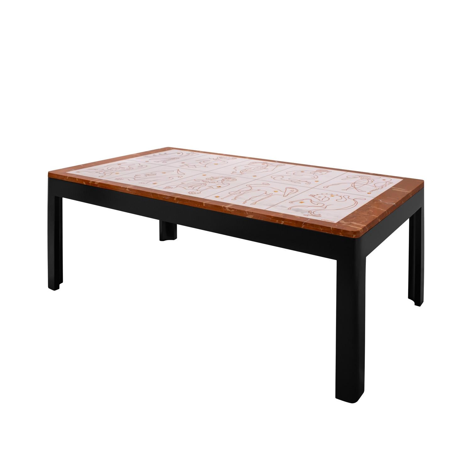 Spektakulärer Couchtisch aus eingelegtem Stein mit zehn fesselnden surrealistischen Figurenmotiven auf der Platte und schwarzem Lacksockel von Bruno Capacci, Italien, 1950er Jahre (signiert 