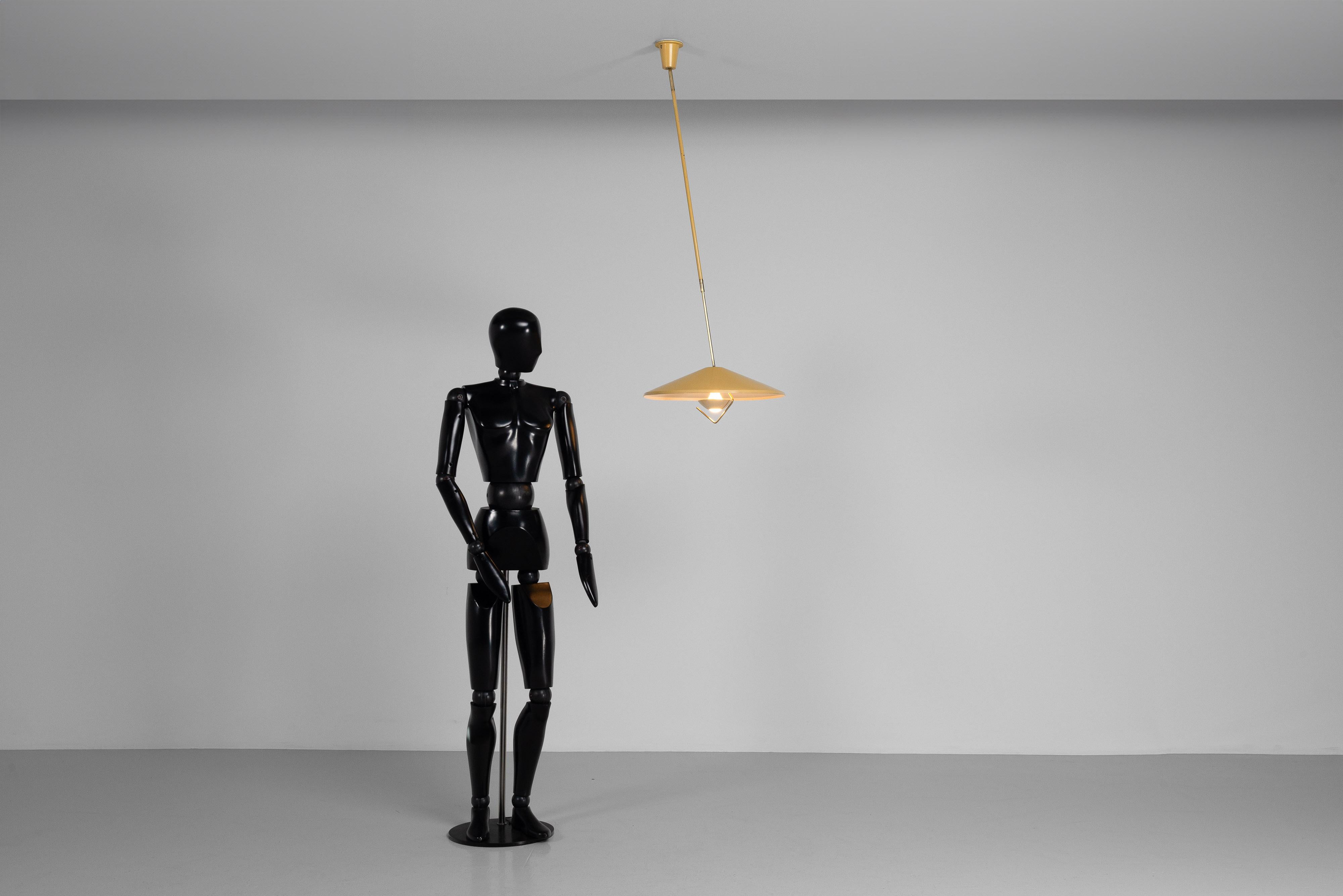 La lampada a sospensione telescopica G6, disegnata da Bruno Cerosa e prodotta da Lumen in Italia negli anni '50, è un pezzo eccezionalmente raro e ricercato. Questo modello unico è caratterizzato da un'asta girevole regolabile in ottone,