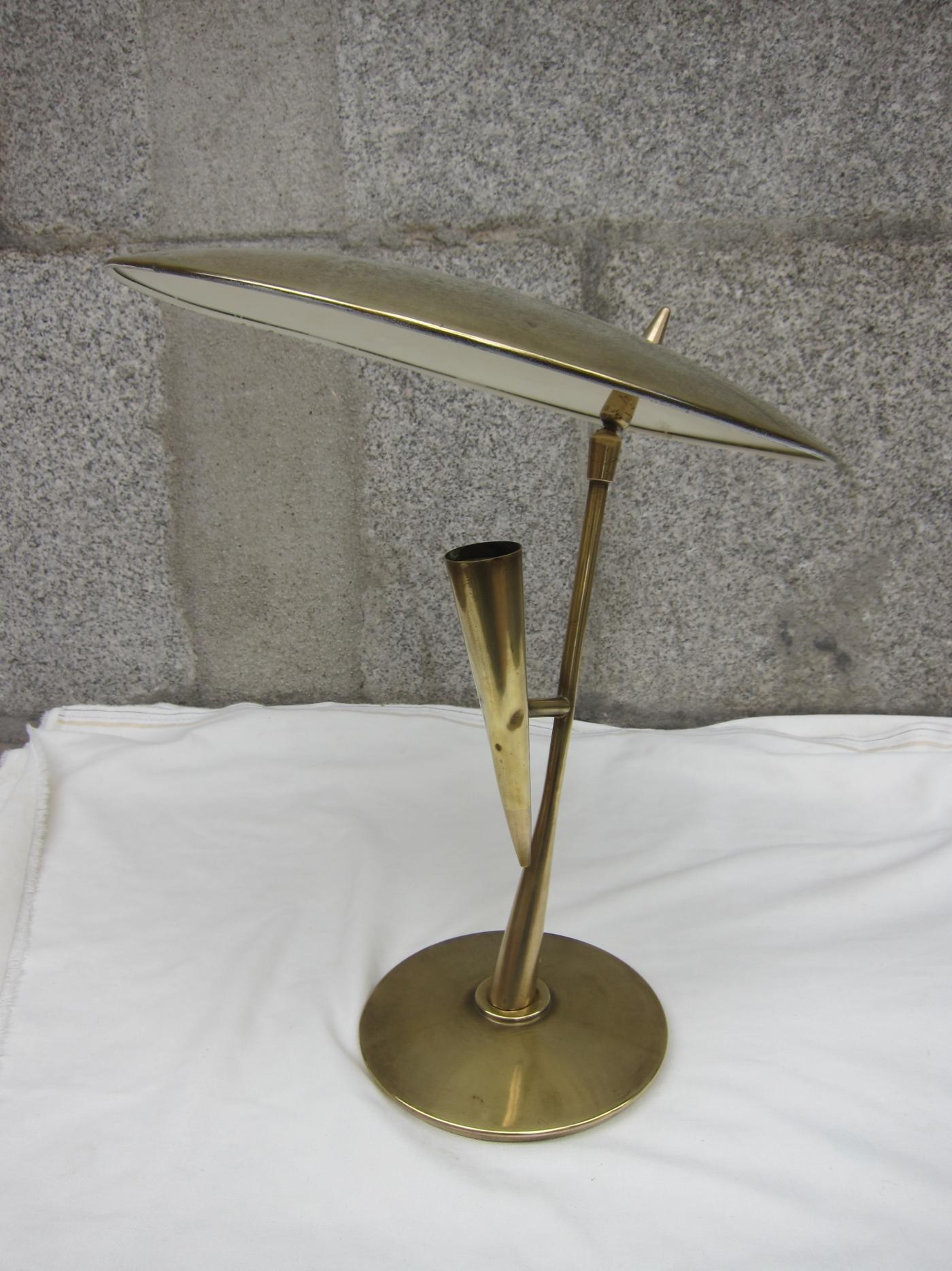 Bruno chiarini, brass and white lacquered metal midcentury table lamp, Italy 1950.