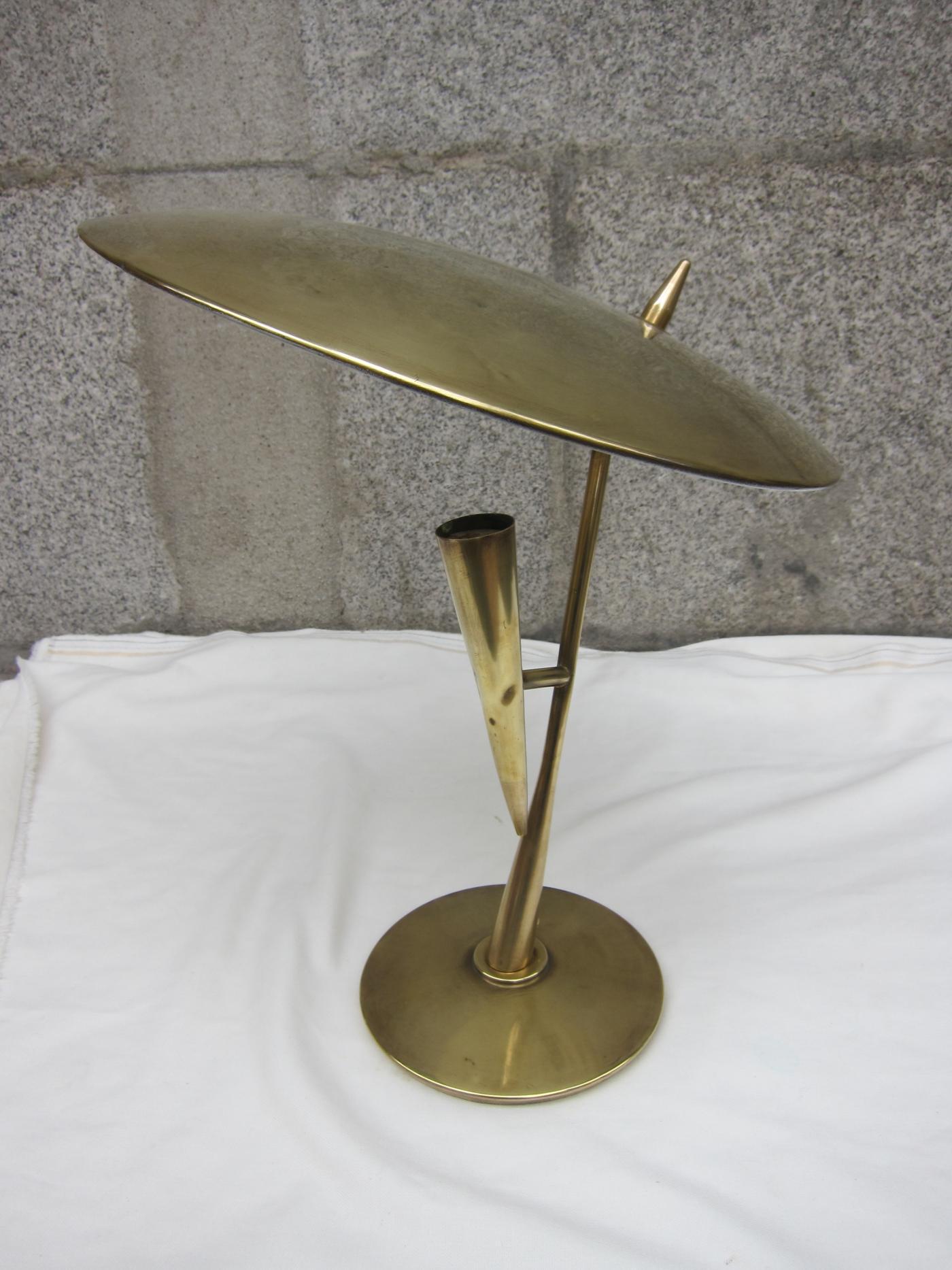 Bruno Chiarini Brass and White Lacquered Metal Midcentury Table Lamp, Italy 1950 In Good Condition For Sale In Madrid, ES