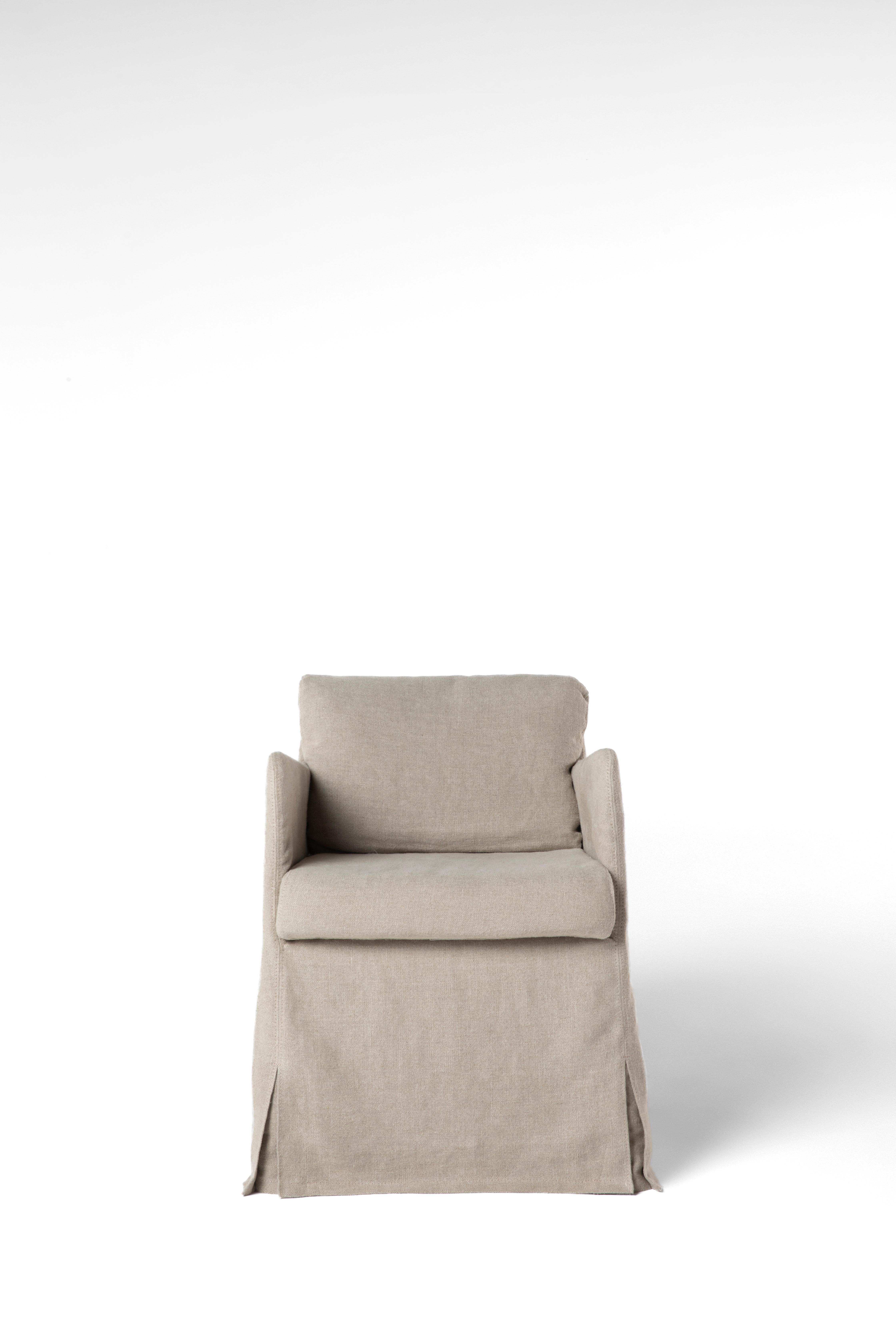 La chaise Carioquinha de Bruno de Carvalho capture l'essence de l'élégance décontractée de Rio de Janeiro avec un design qui allie confort, sophistication et détails artisanaux. Fabrice, qui repose sur un cadre en aluminium léger, est enveloppé d'un