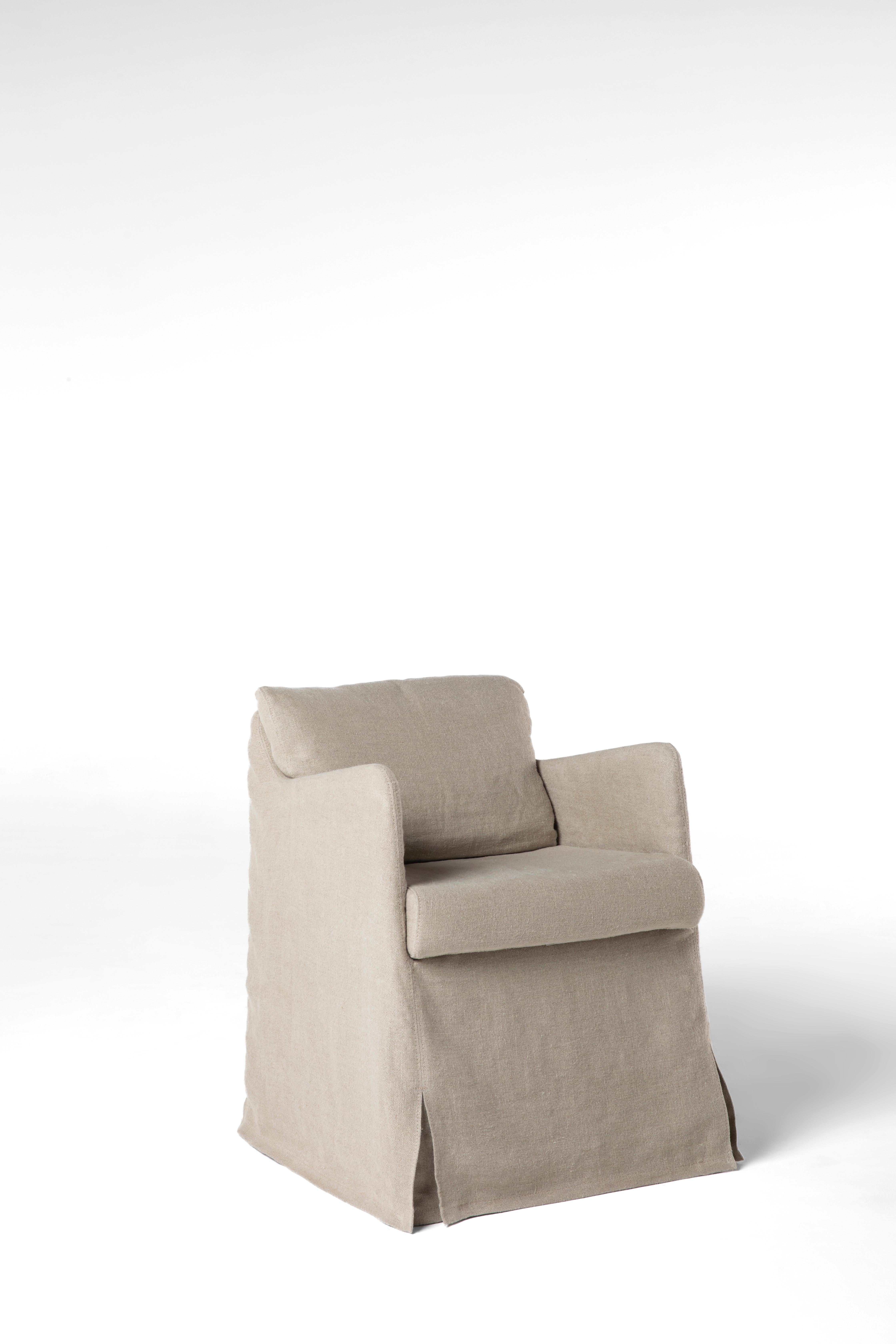 Brésilien Bruno de Carvalho Chaise Carioquinho - Salon en lin, mousse et laiton sur roulettes en vente