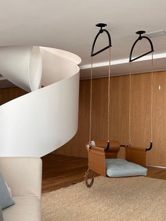 Sillón colgante Bruno de Carvalho inspirado en la guarnicionería gaucha brasileña +55diseño