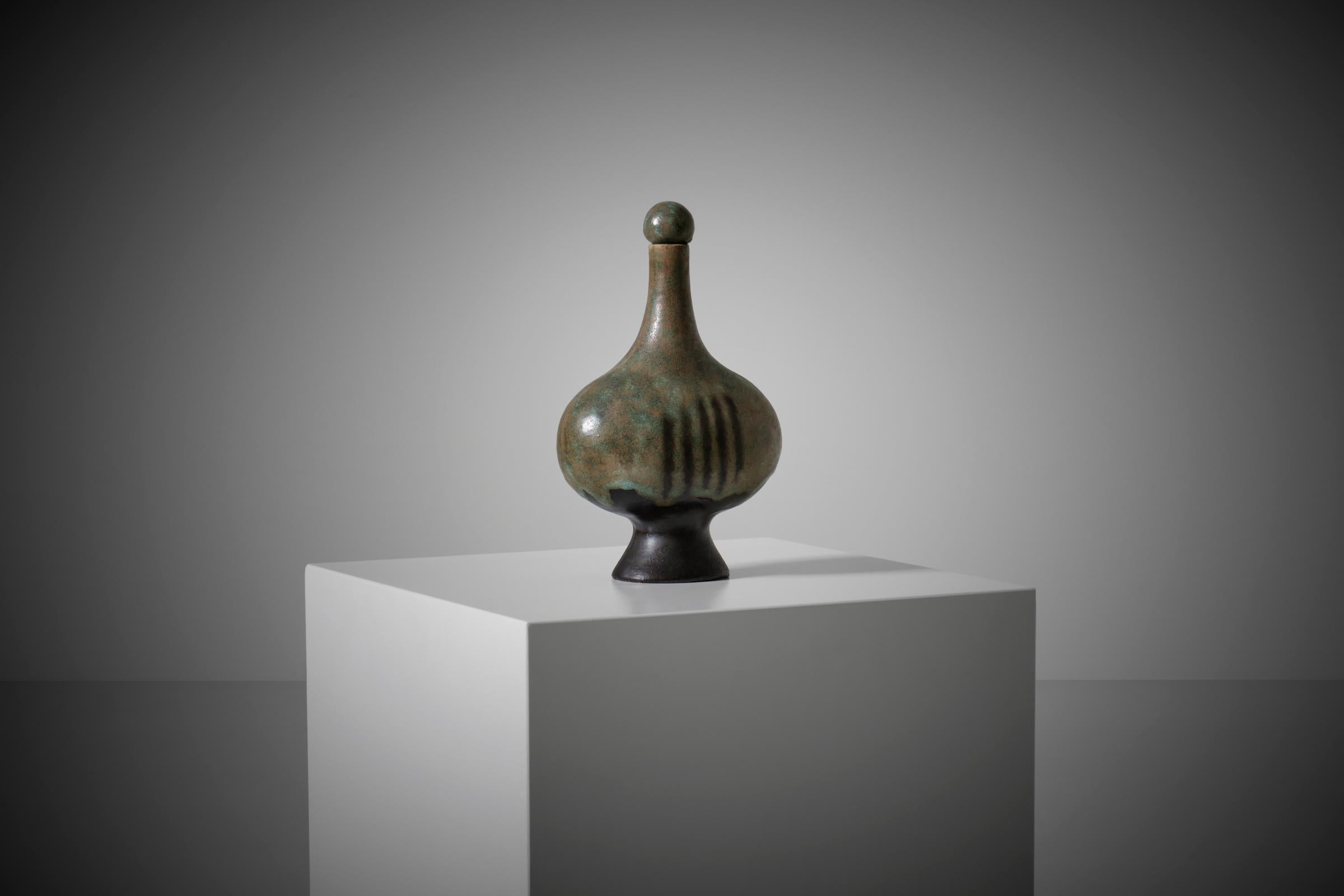 Vase bouteille en céramique sculpturale de Bruno Gambone (1936 -2021), Italie années 1960. Magnifique vase en forme de bouteille organique avec son CAP original. Sa forme irrégulière le rend intéressant sous tous les angles. Le vase a une surface