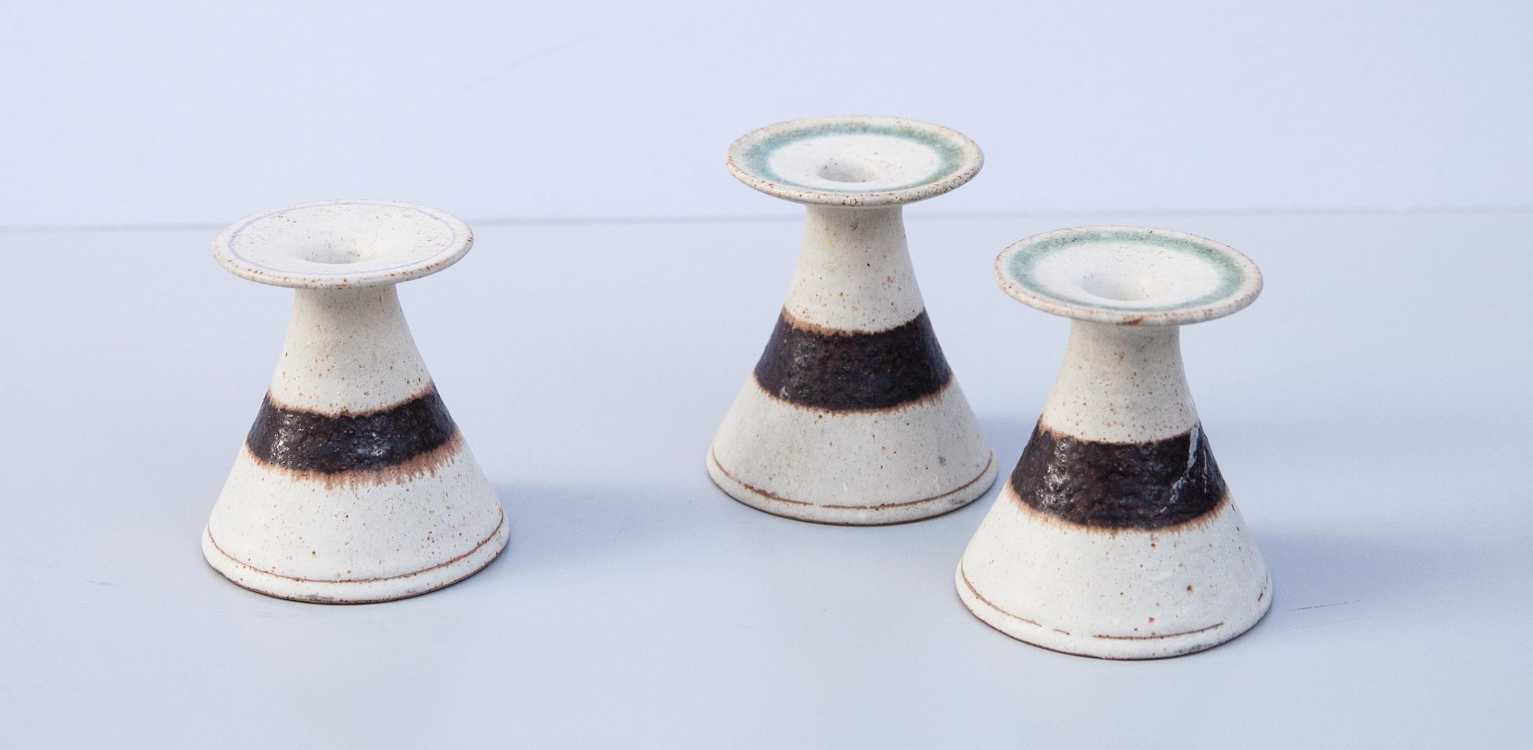Wonderful candle sticks in greige stoneware with one brown stripe made by Bruno Gambone in the 1980s. Signed Gambone.
10.5 H x 12 D cm.