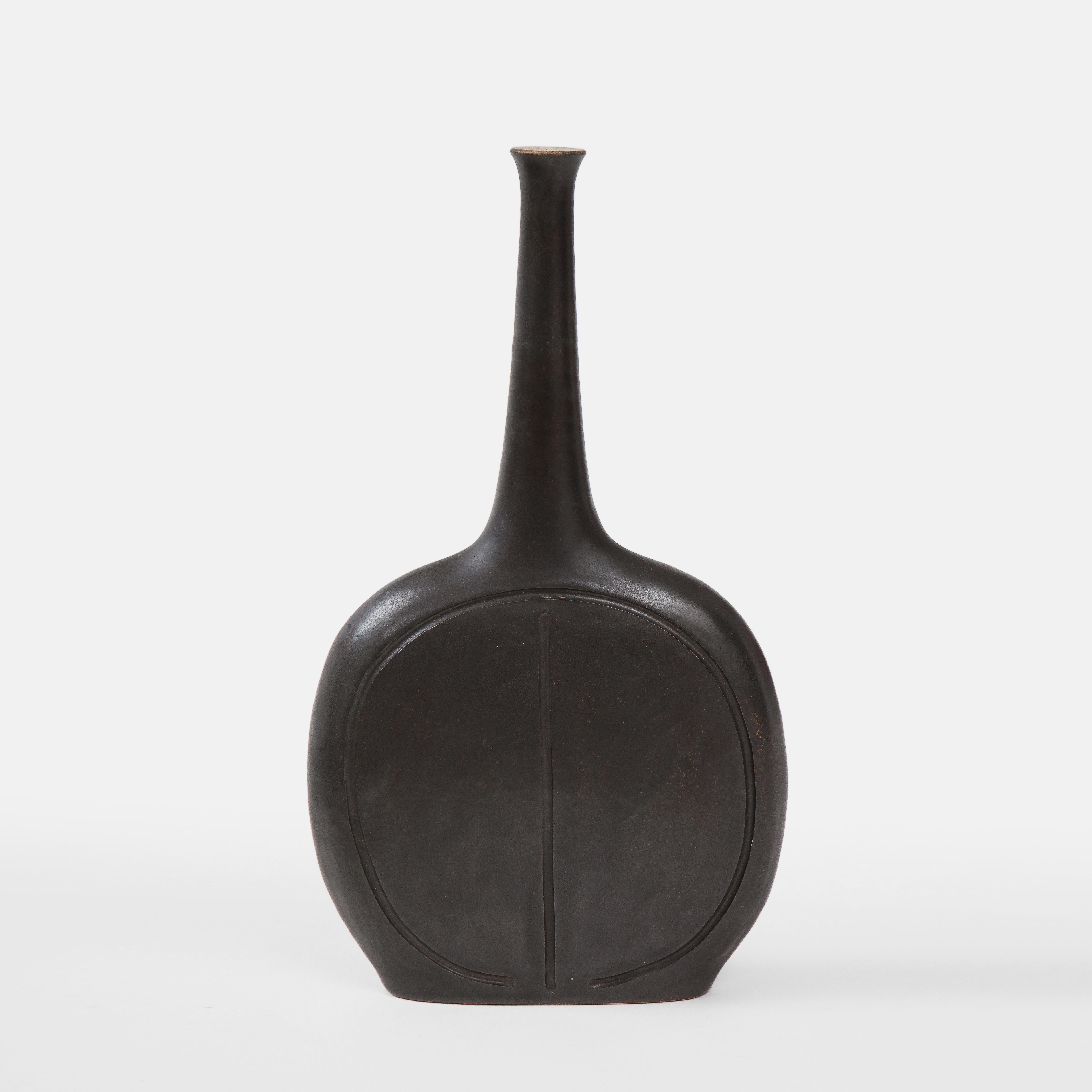 Vernissé Vase ou bouteille en céramique de Bruno Gambone, Italie, 1970 en vente