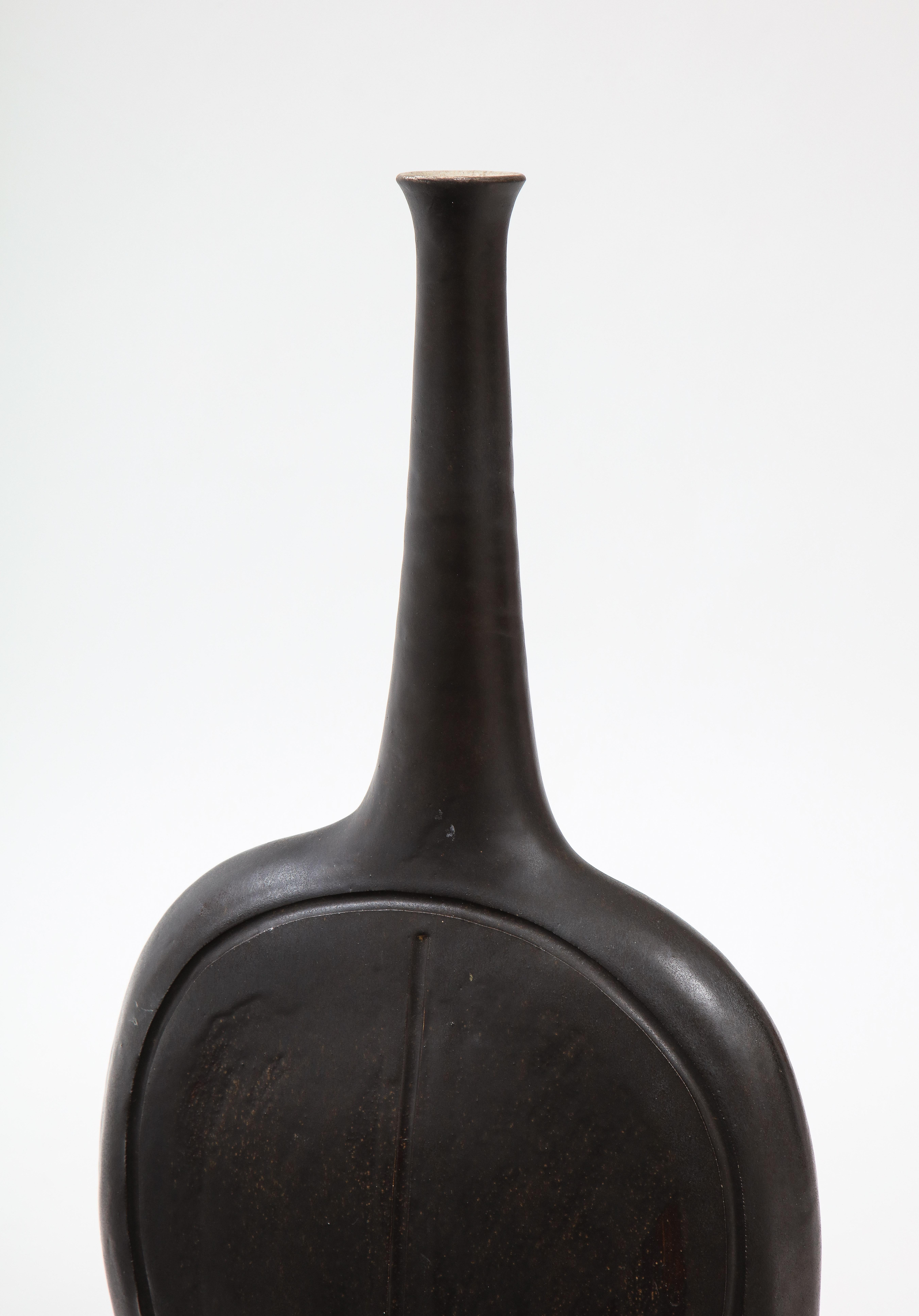 Bruno Gambone Keramikvase oder Flasche, Italien, 1970er Jahre (Ende des 20. Jahrhunderts) im Angebot