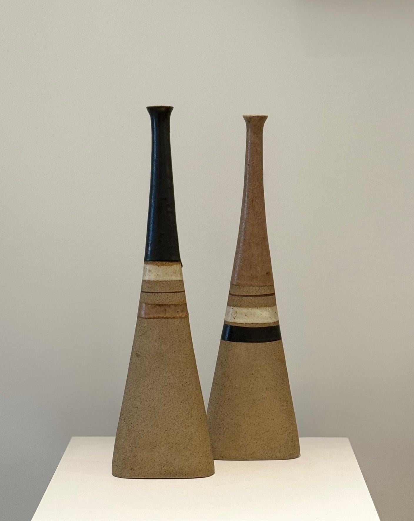 Satz von 2 Vasen aus Keramik Soliflores Flaschen von Bruno Gambone
Braunes Steingut
Maße: H 47 cm / H 48 cm 
Unterzeichnet Gambone Italien 


