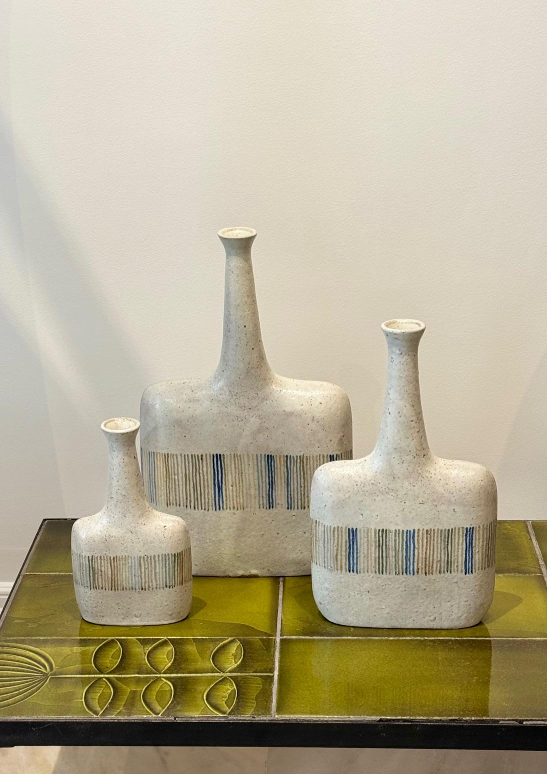 Bruno Gambone Italian Decorative Mid-Century Set of 3 Ceramic Vases (Ensemble de 3 vases en céramique) en vente 5