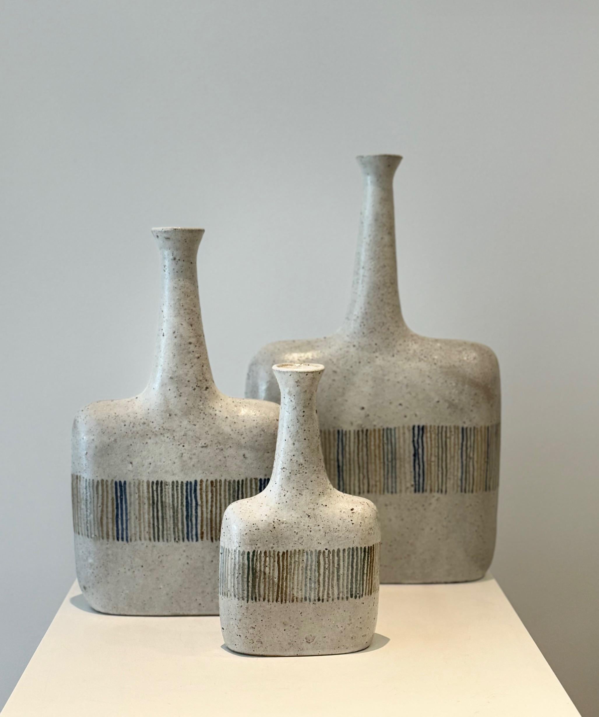 Bruno Gambone Italian Decorative Mid-Century Set of 3 Ceramic Vases (Ensemble de 3 vases en céramique) Bon état - En vente à Paris, FR