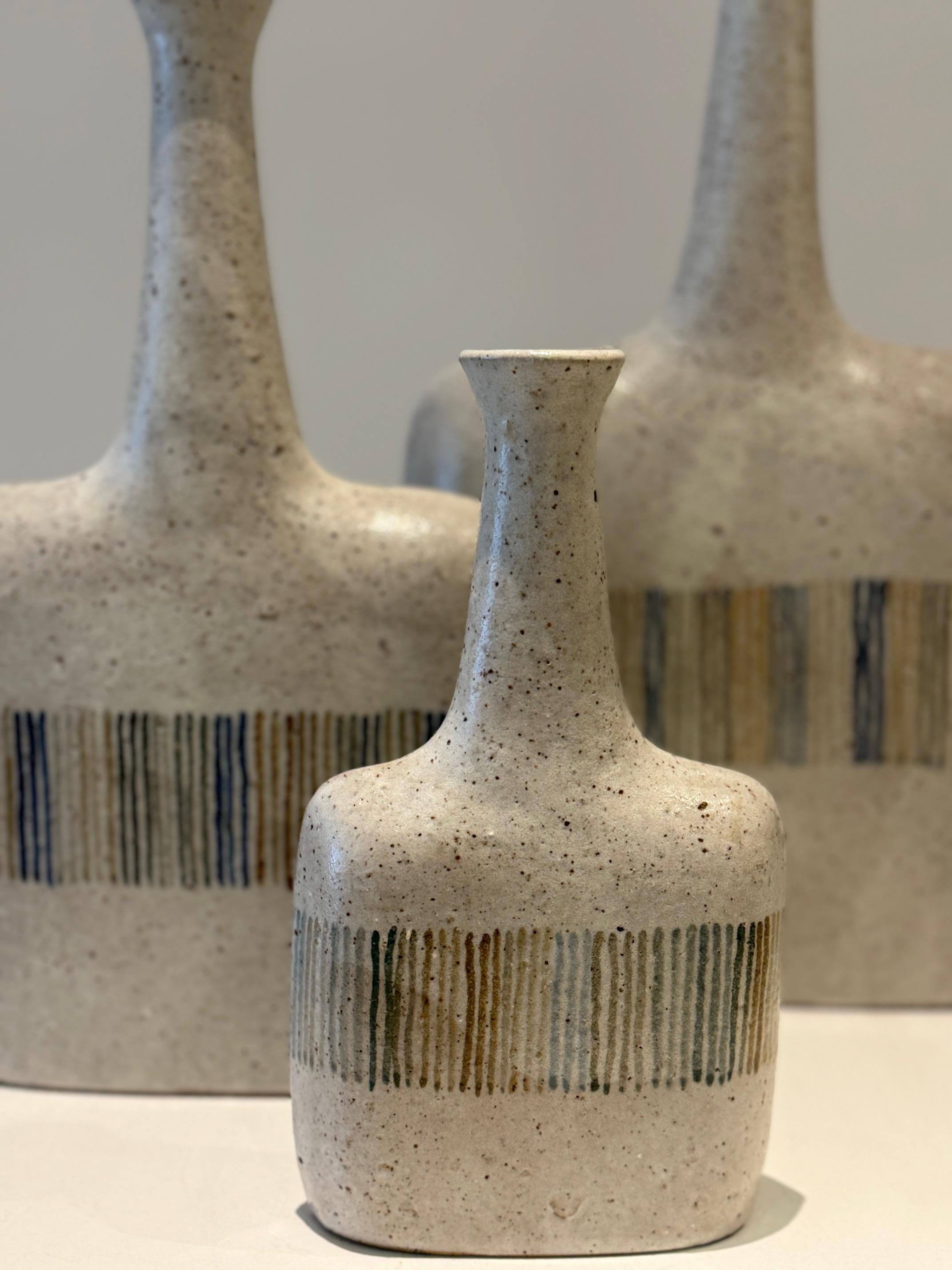 Fin du 20e siècle Bruno Gambone Italian Decorative Mid-Century Set of 3 Ceramic Vases (Ensemble de 3 vases en céramique) en vente