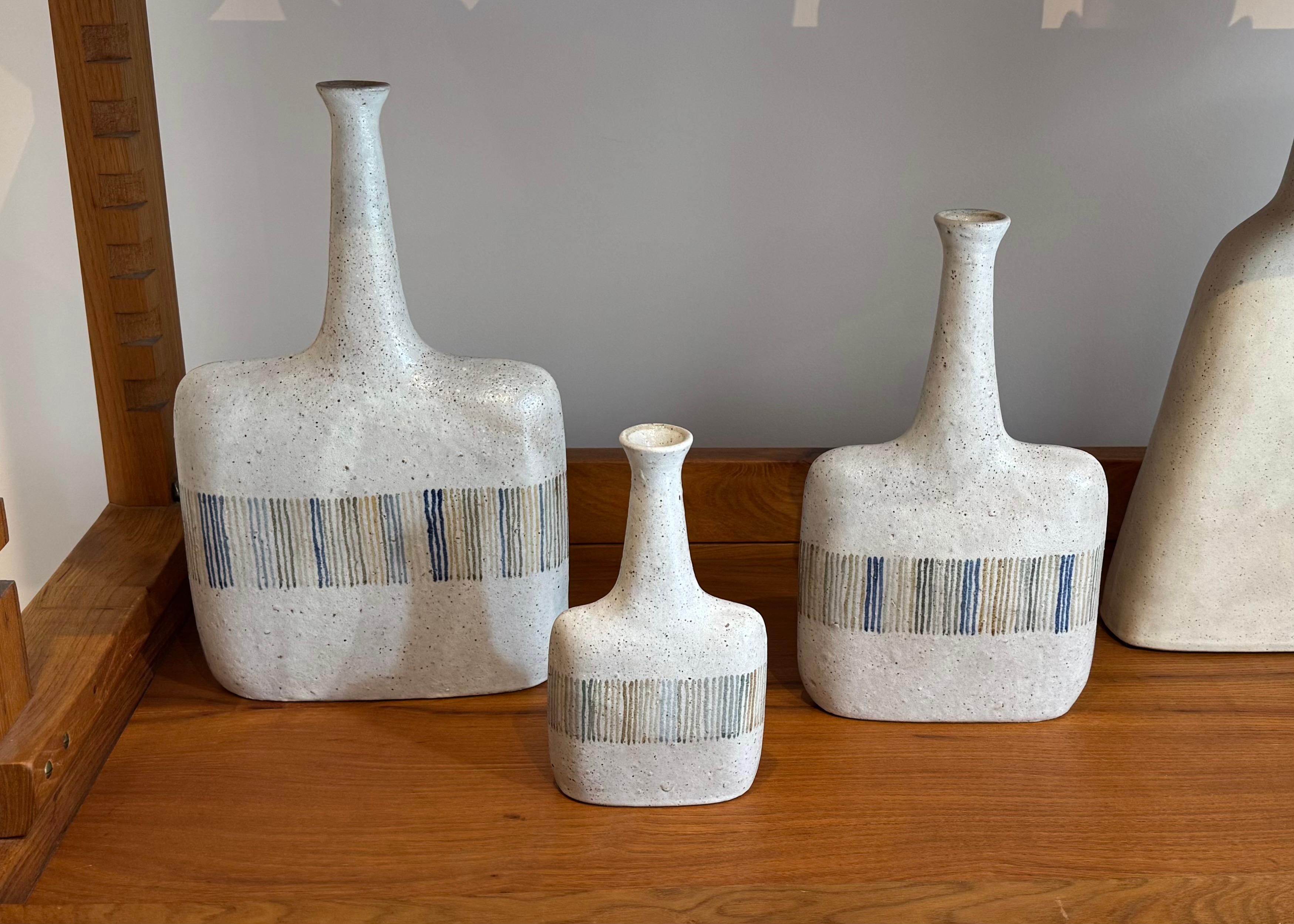 Bruno Gambone Italian Decorative Mid-Century Set of 3 Ceramic Vases (Ensemble de 3 vases en céramique) en vente 4