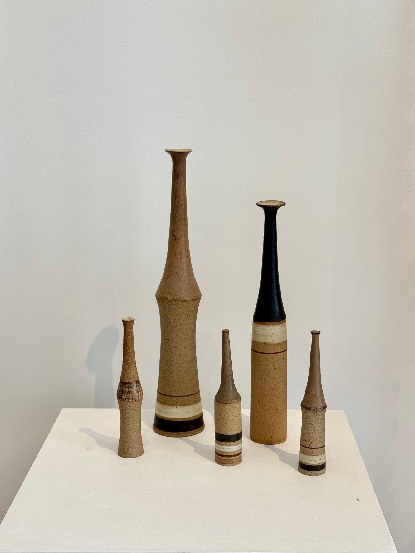 Ensemble de 5 vases bouteilles Soliflores en céramique de Bruno Gambone
Faïence brune
Mesures : H 16 cm / H 30 cm / 35 cm
Signé Gambone Italie 

