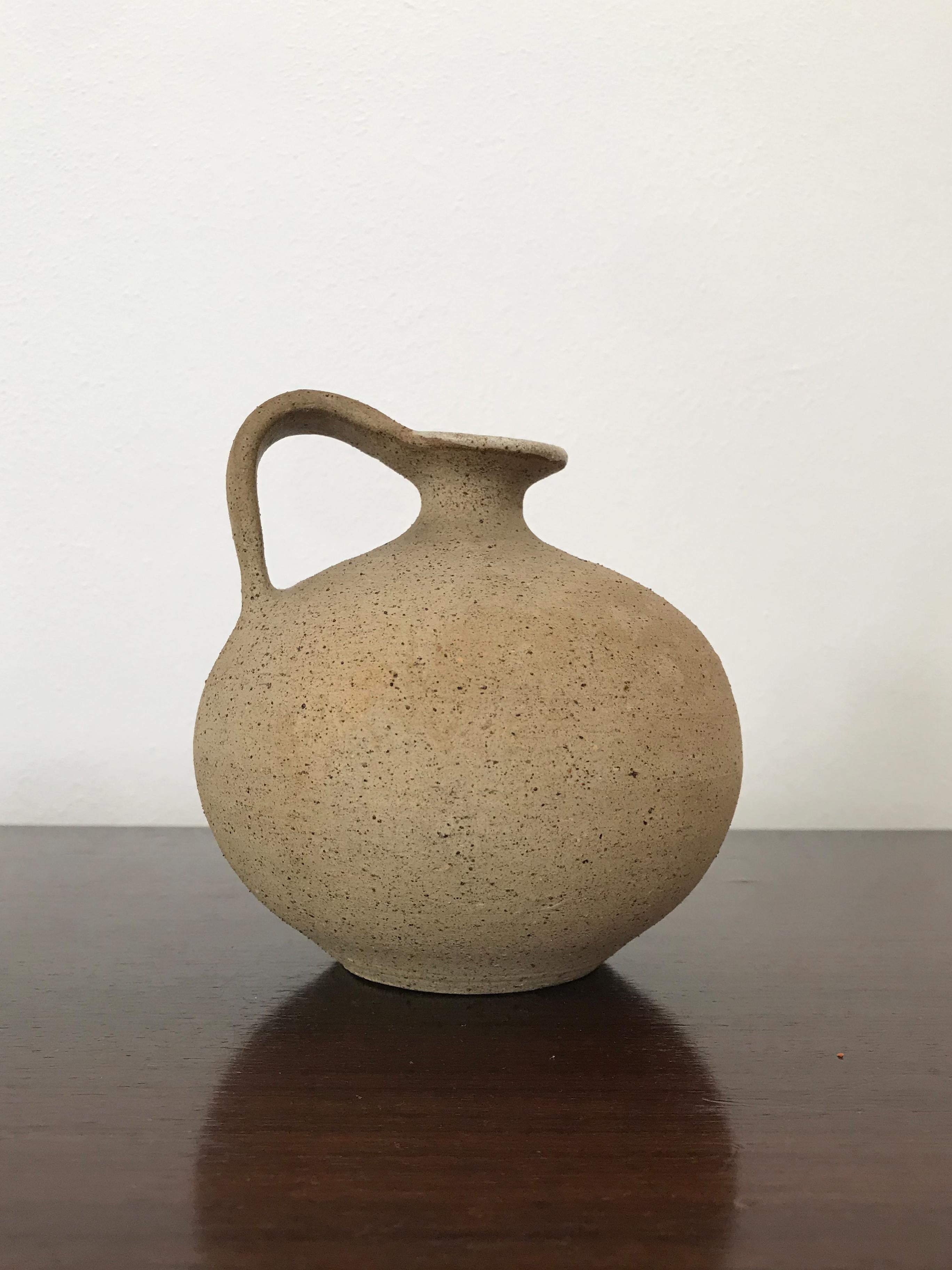 Juego de jarrones de gres diseñados y producidos por el artista italiano Bruno Gambone en tonos blancos, marrones y naranjas, producción Italia años 70
Firmado Gambone Italia debajo de todos los jarrones

Medidas desde la izquierda:
altura 13,5 cm -